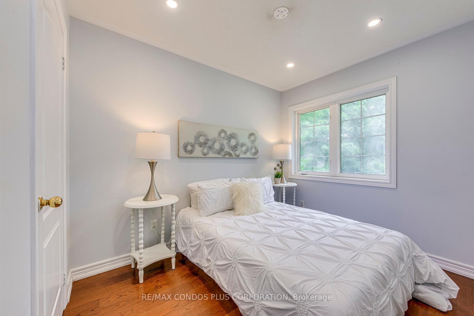 5 Bedrooms Condo at 1015 Galesway, Mississauga For sale