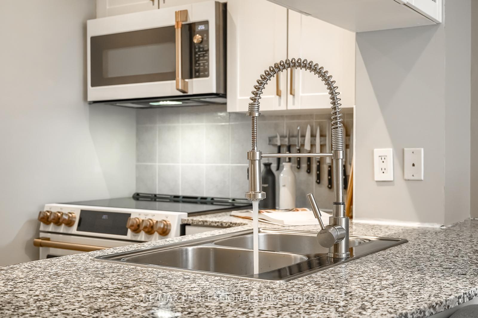 3 Bedrooms Condo at 32 Stadium, Toronto For sale