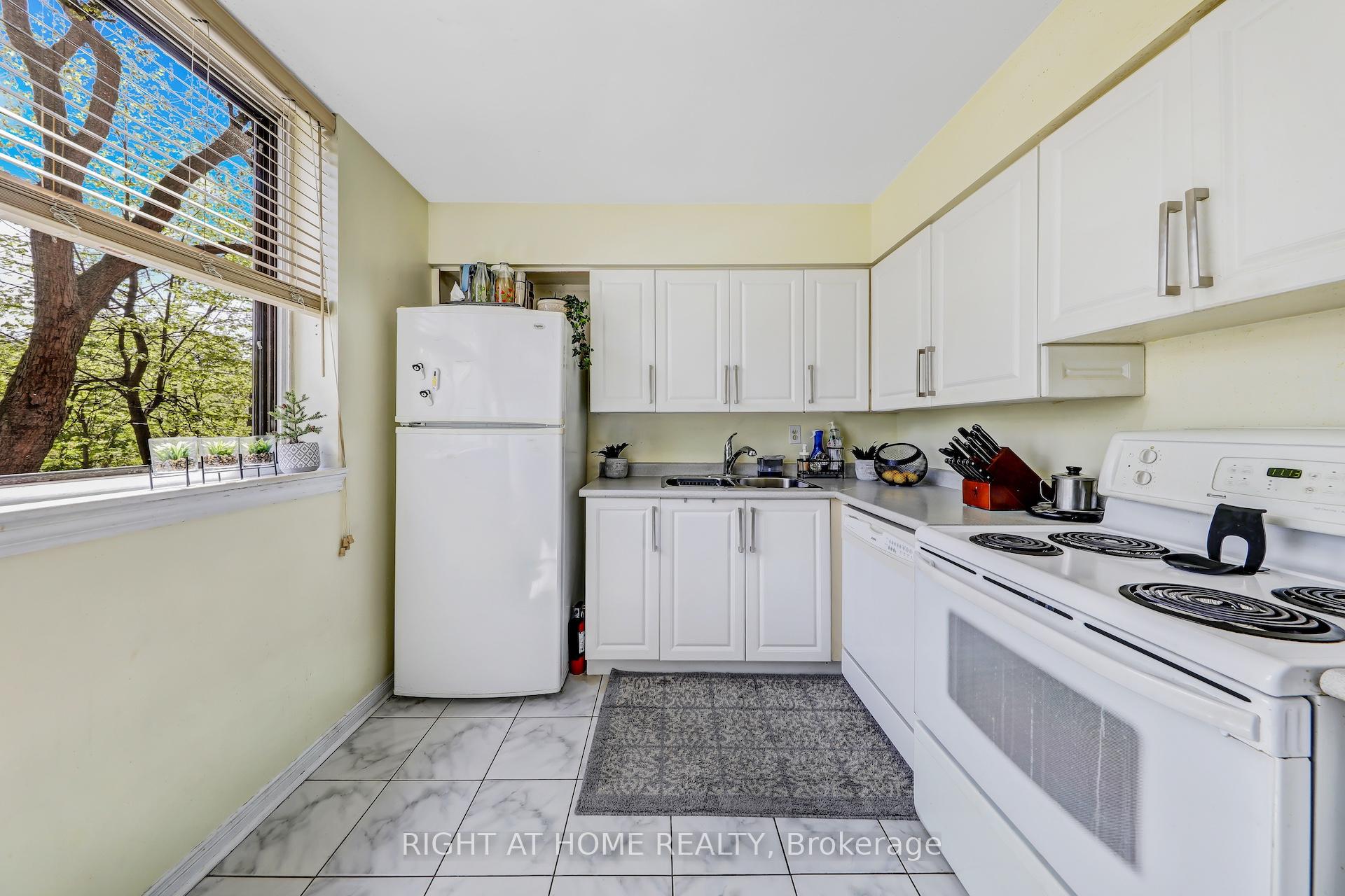 3 Bedrooms Condo at 1665 Victoria Park, Toronto For sale