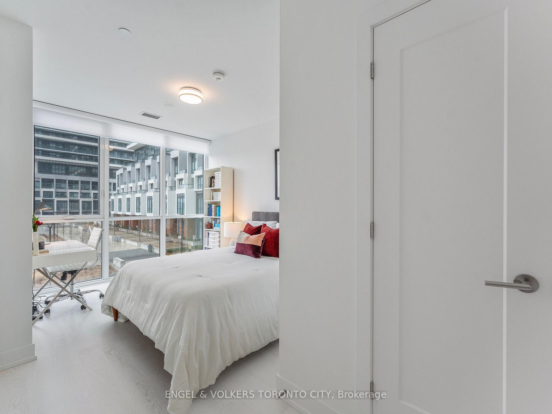 4 Bedrooms Condo at 30 Inn On The Park, Toronto For sale