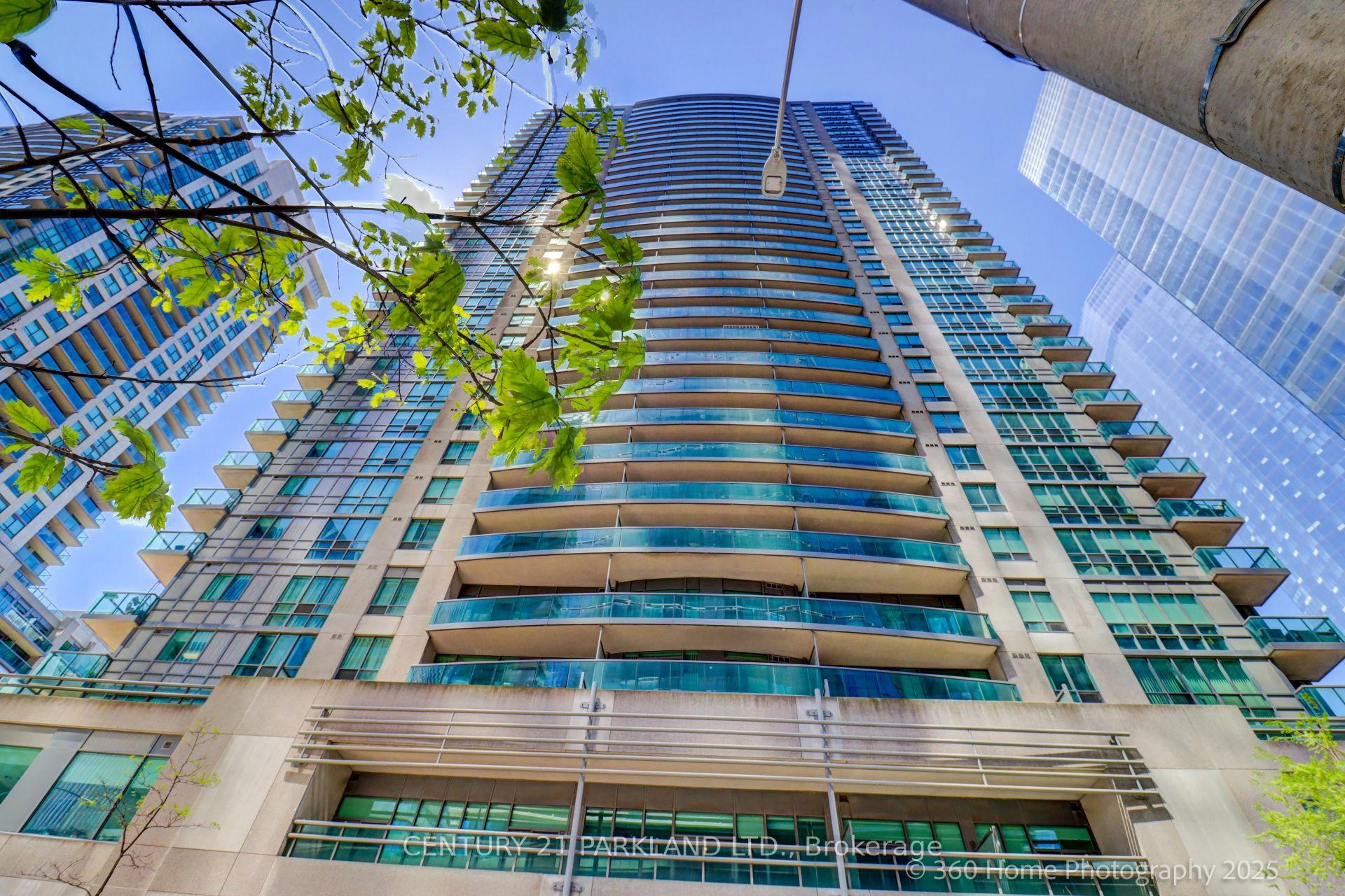 2 Bedrooms Condo at 30 Grand Trunk, Toronto For sale