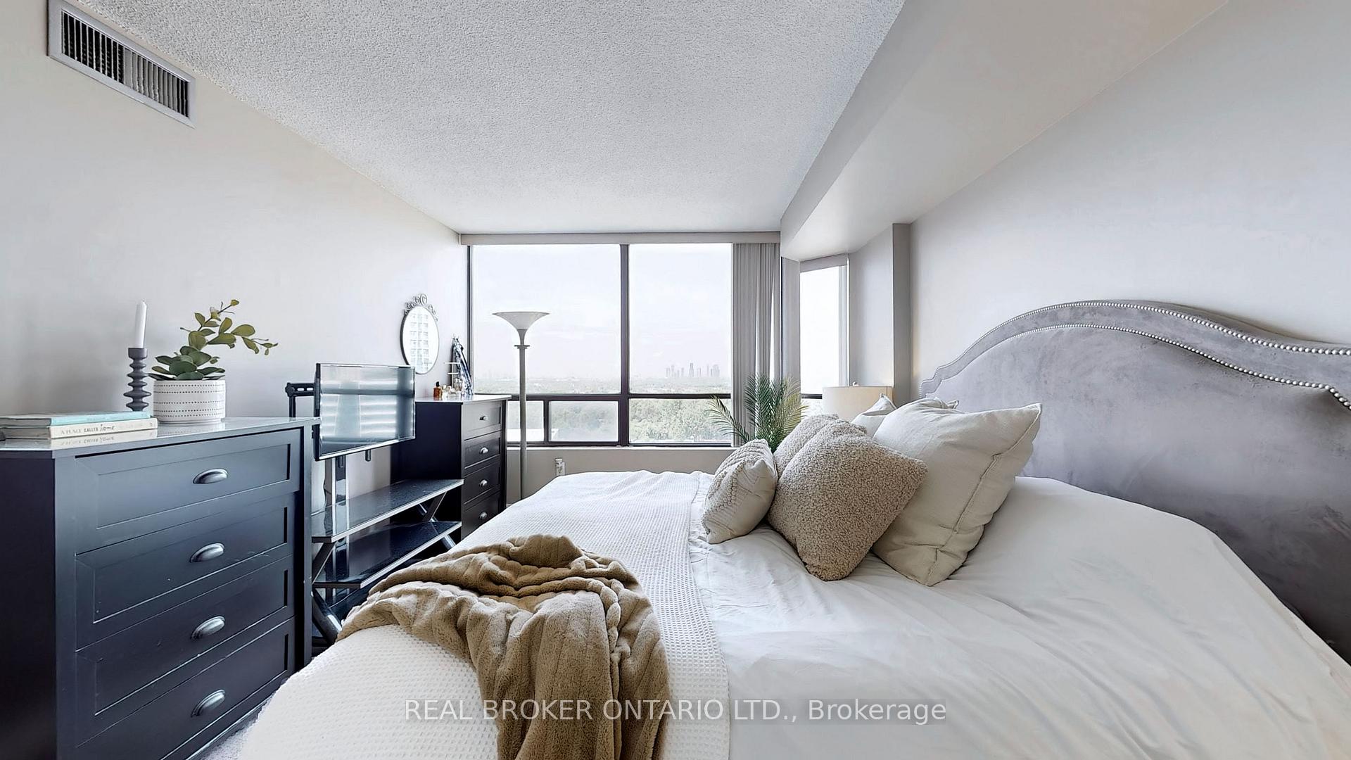 2 Bedrooms Condo at 7440 Bathurst, Vaughan For sale