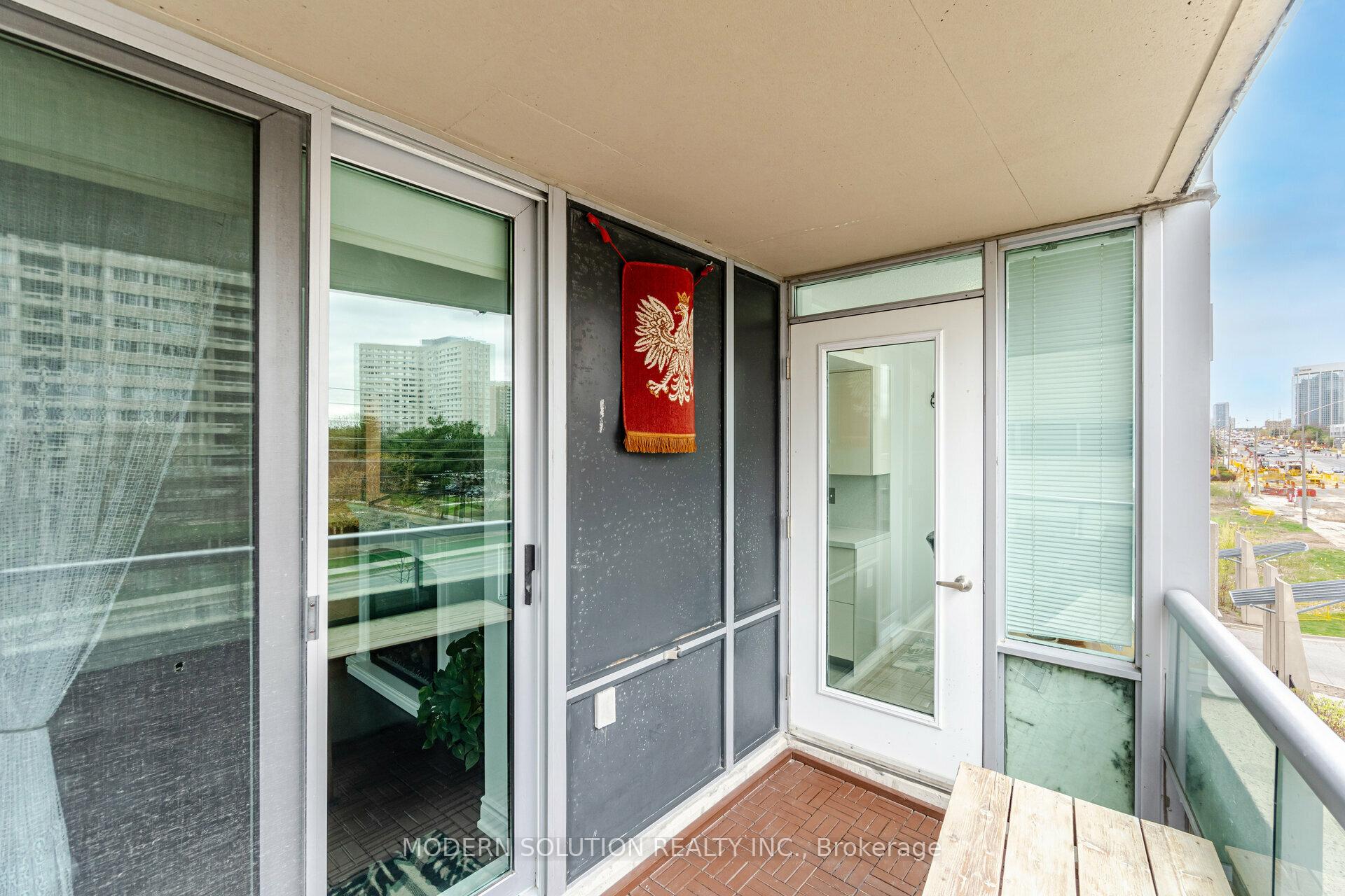 2 Bedrooms Condo at 1 Elm, Mississauga For sale