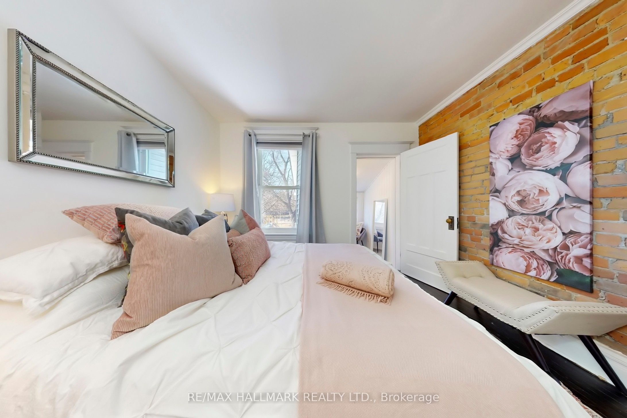 10 Garnock Avenue, Toronto, ON M4K 1M2