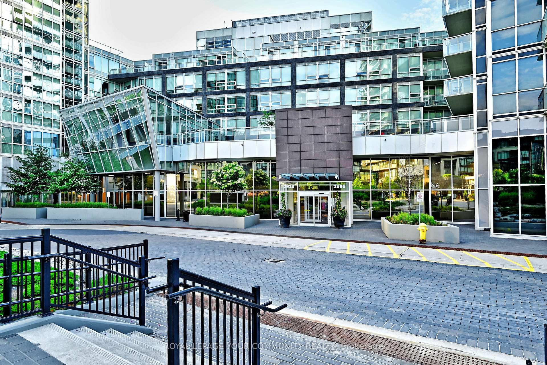 2 Bedrooms Condo at 2908 Highway 7, Vaughan For sale