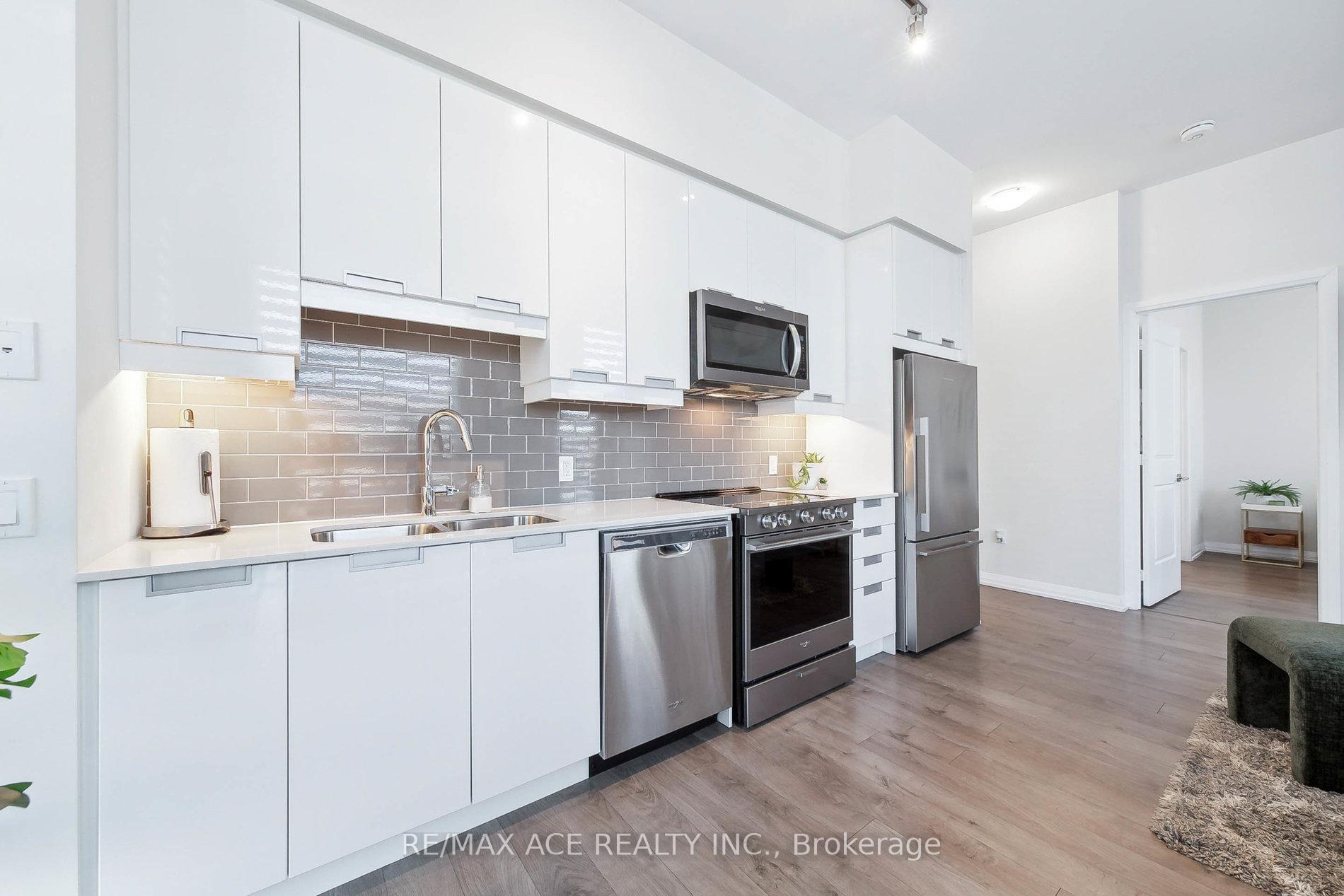 2 Bedrooms Condo at 65 Watergarden, Mississauga For sale