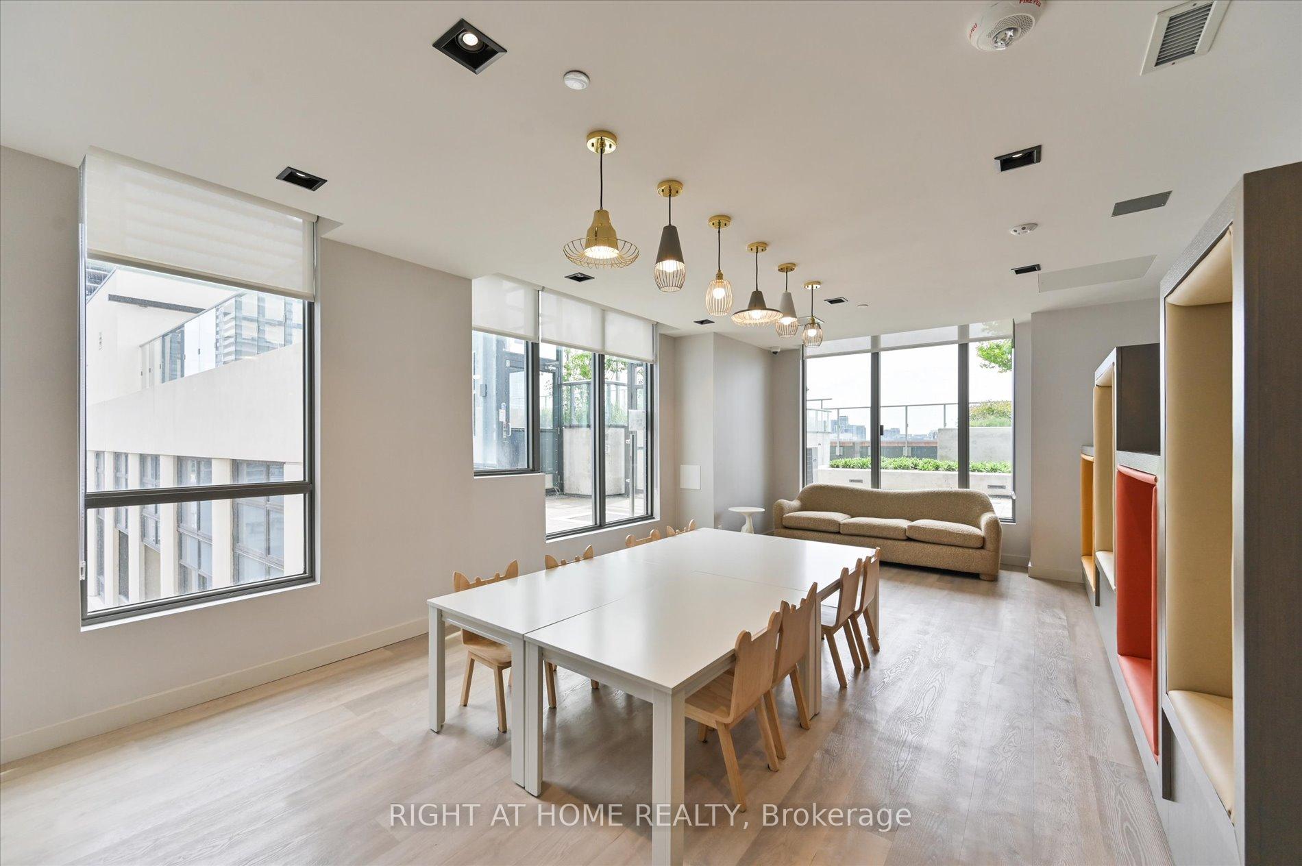 3 Bedrooms Condo at 108 Peter, Toronto For sale