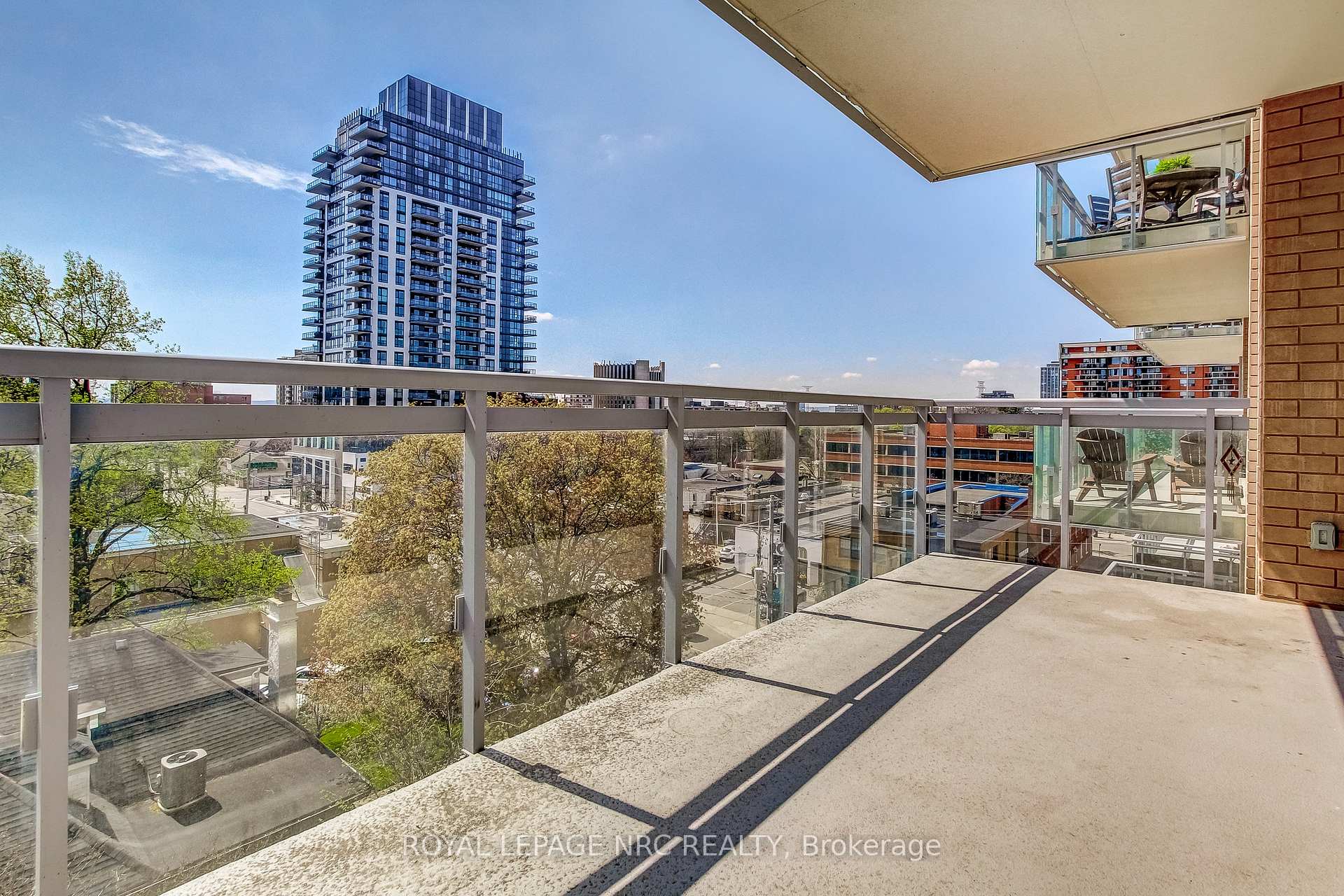 2 Bedrooms Condo at 2025 Maria, Burlington For sale