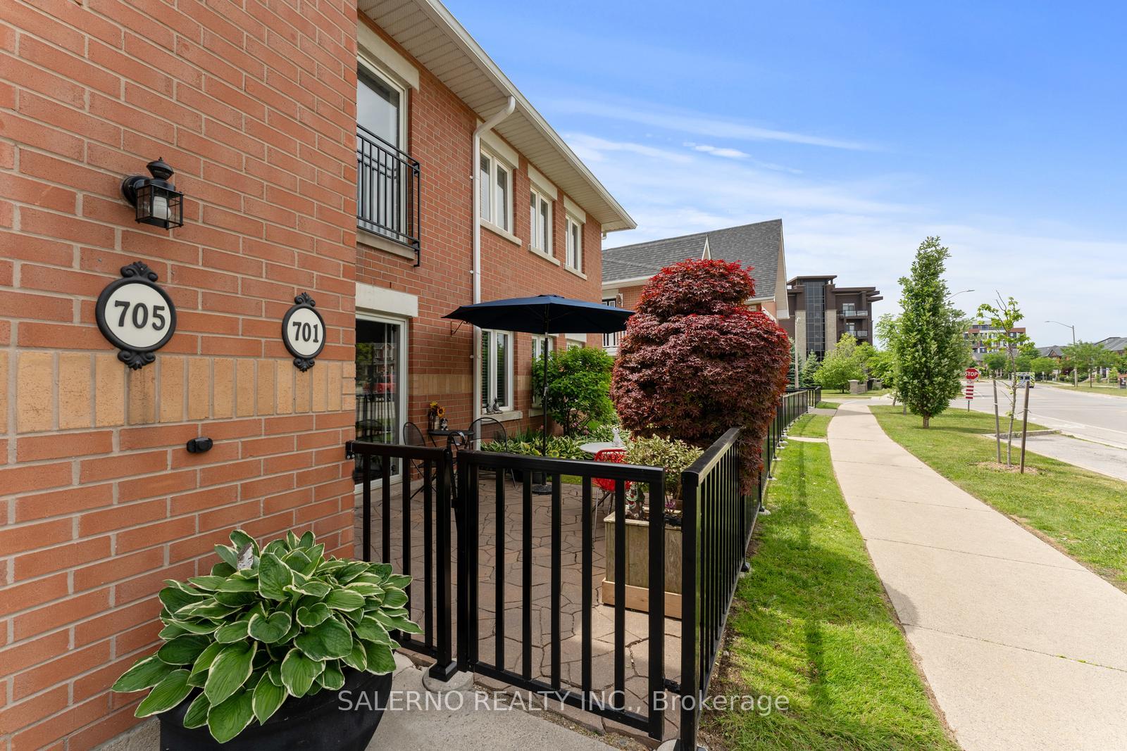 3 Bedrooms Condo at 1701 Lampman, Burlington For sale