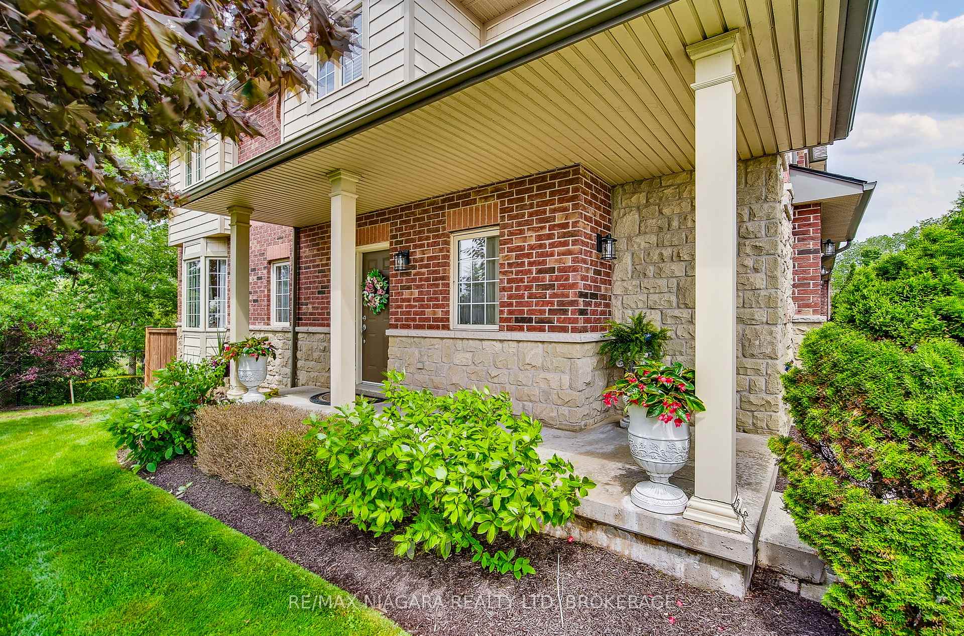 3 Bedrooms Condo at 5 Liddycoat, Hamilton For sale