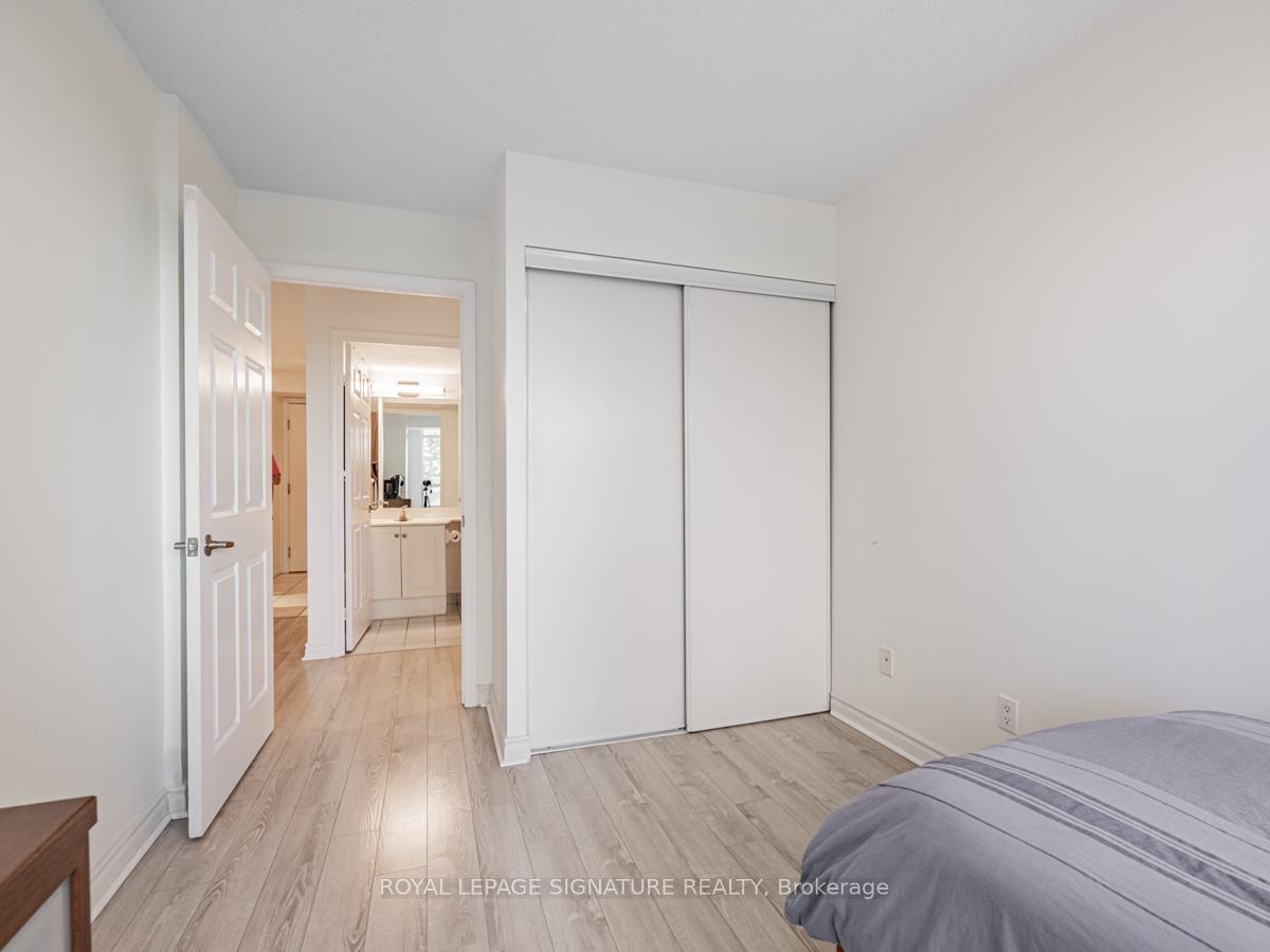 2 Bedrooms Condo at 35 Kingsbridge Garden, Mississauga For sale