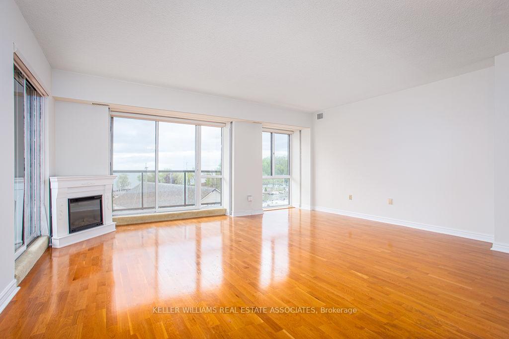 2 Bedrooms Condo at 102 Bronte, Oakville For sale