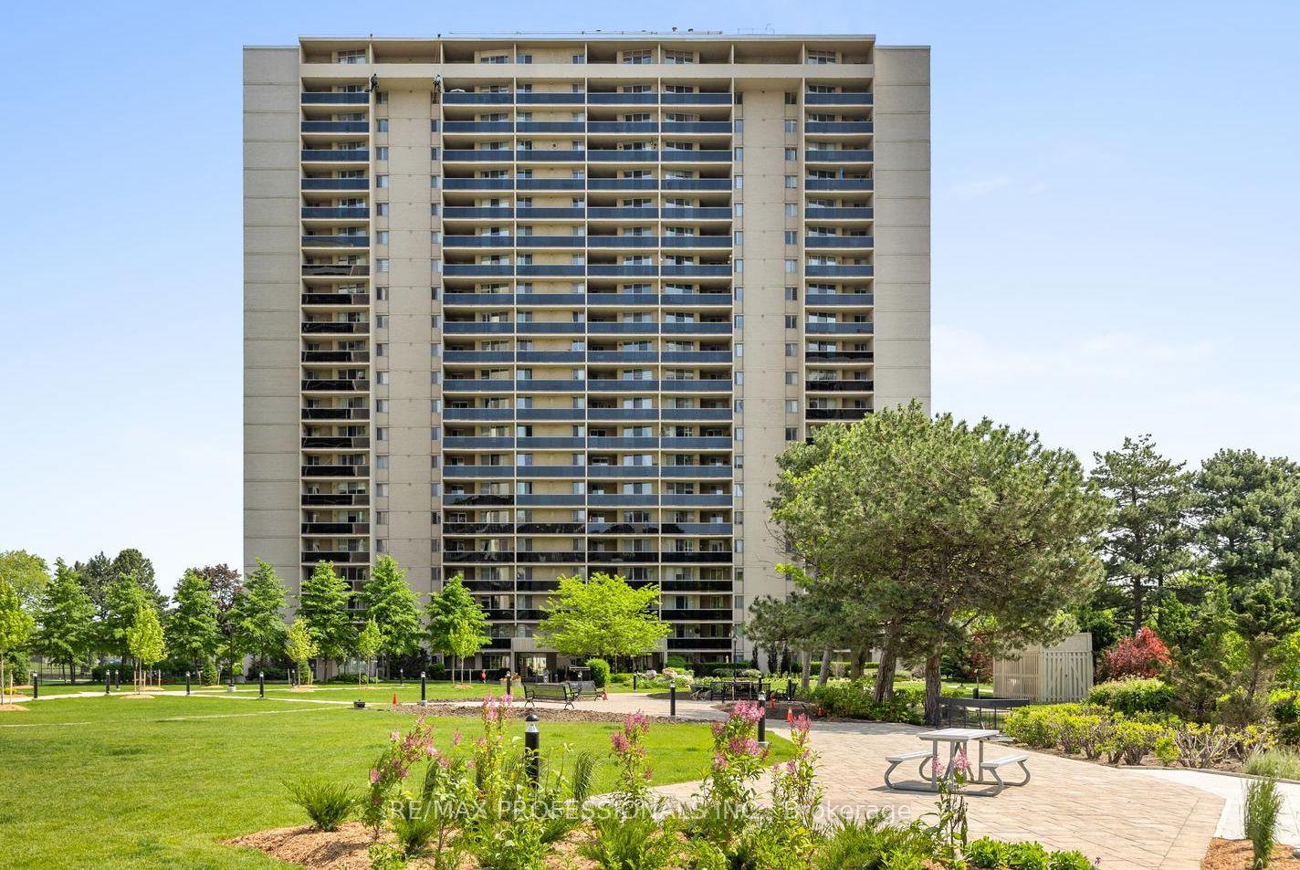 3 Bedrooms Condo at 812 Burnhamthorpe, Toronto For sale