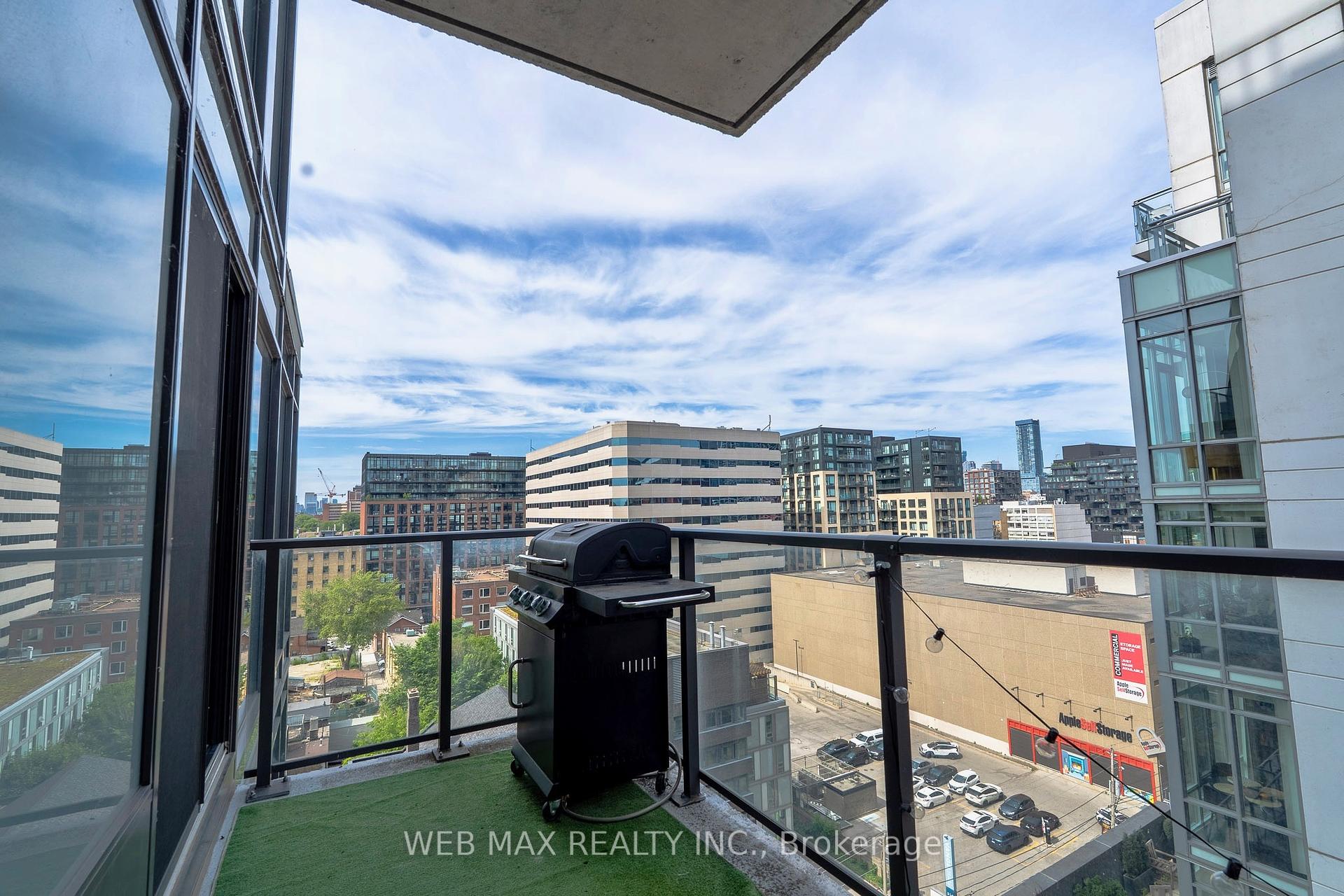 2 Bedrooms Condo at 111 Bathurst, Toronto For sale