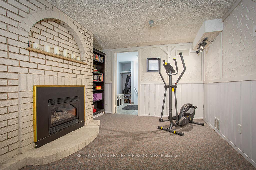 3 Bedrooms Condo at 2216 Upper Middle, Burlington For sale