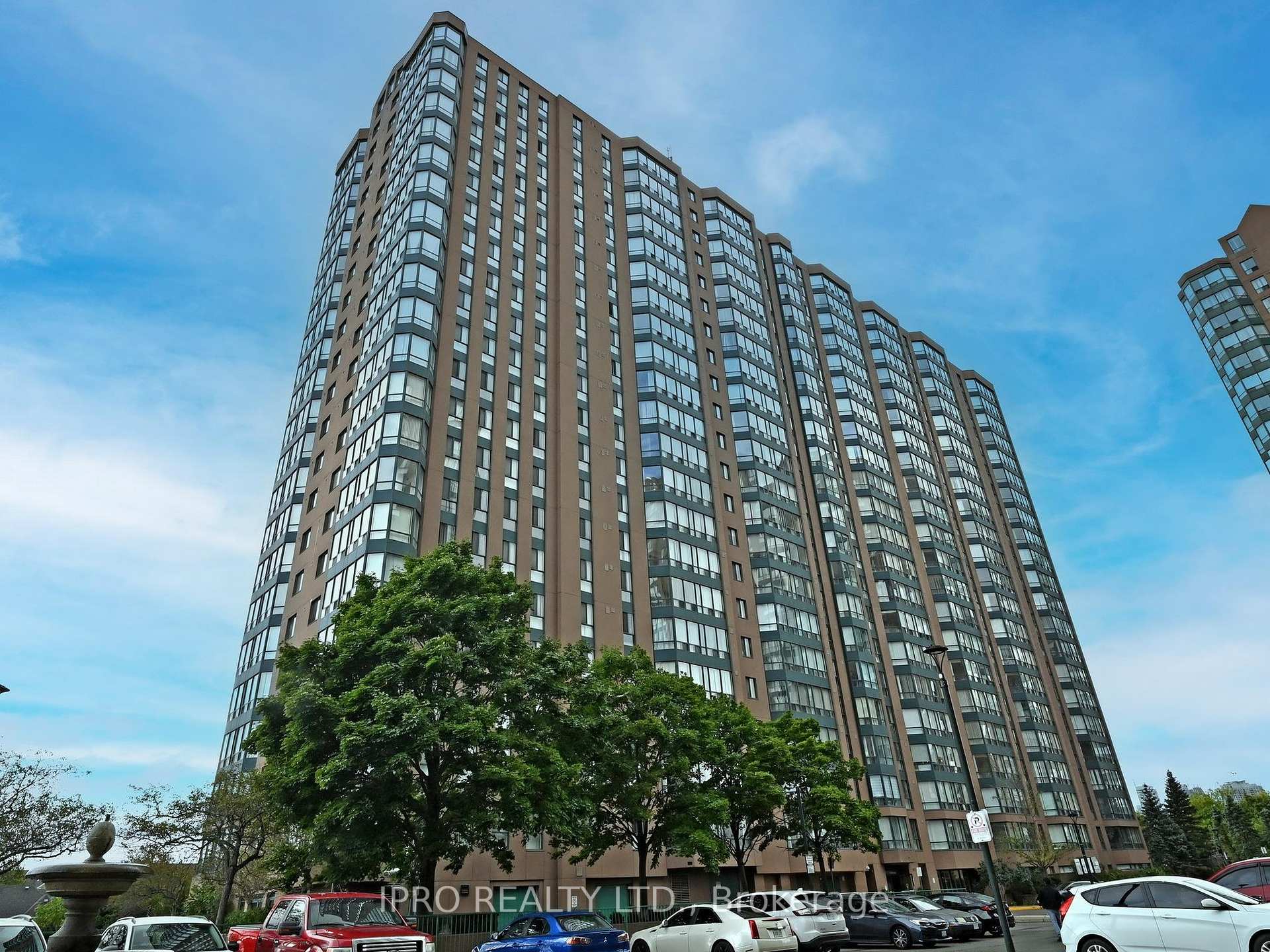 3 Bedrooms Condo at 155 Hillcrest, Mississauga For sale