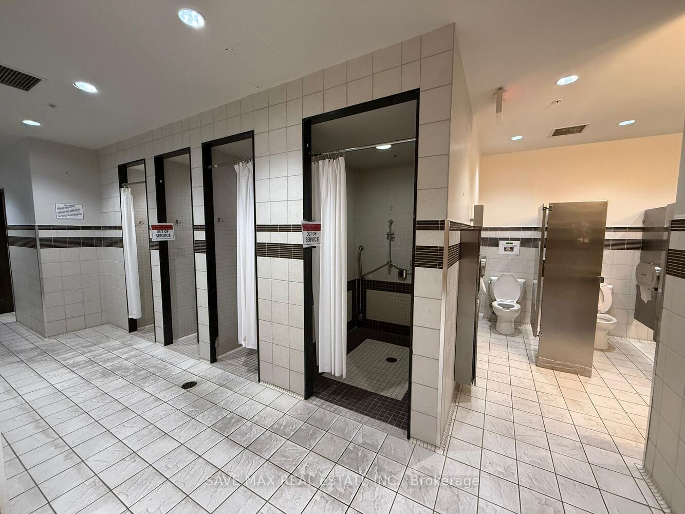 2 Bedrooms Condo at 60 Absolute, Mississauga For sale
