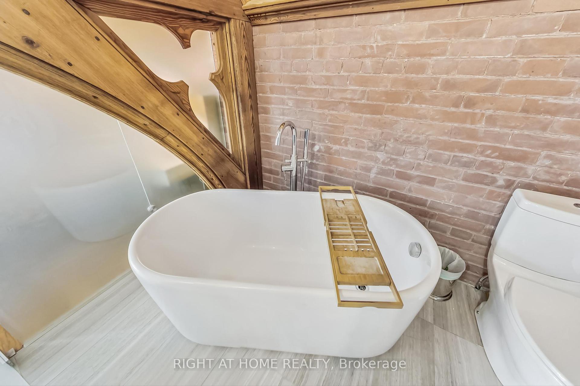 3 Bedrooms Condo at 40 Westmoreland, Toronto For sale