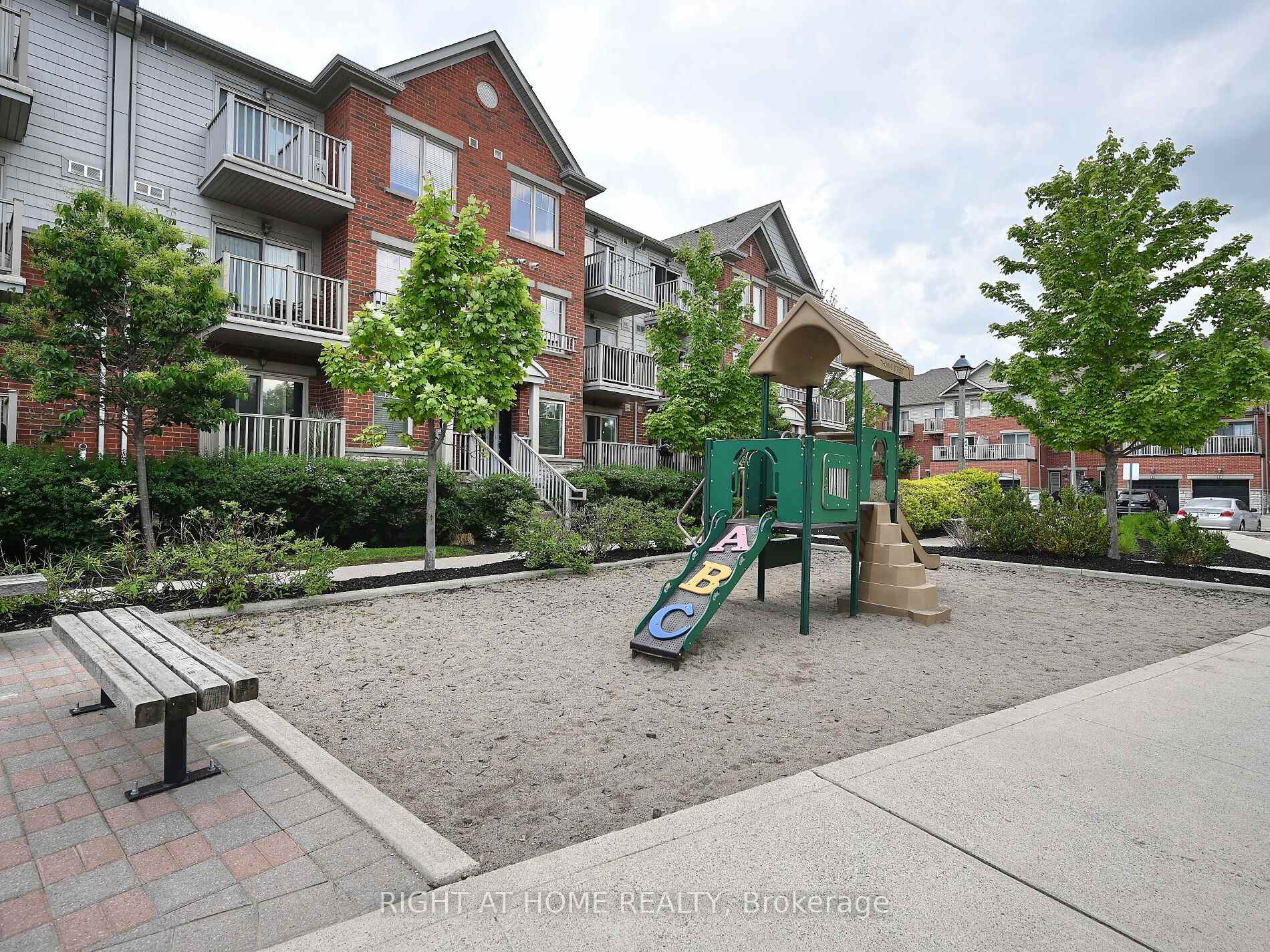 2 Bedrooms Condo at 3250 Bentley, Mississauga For sale