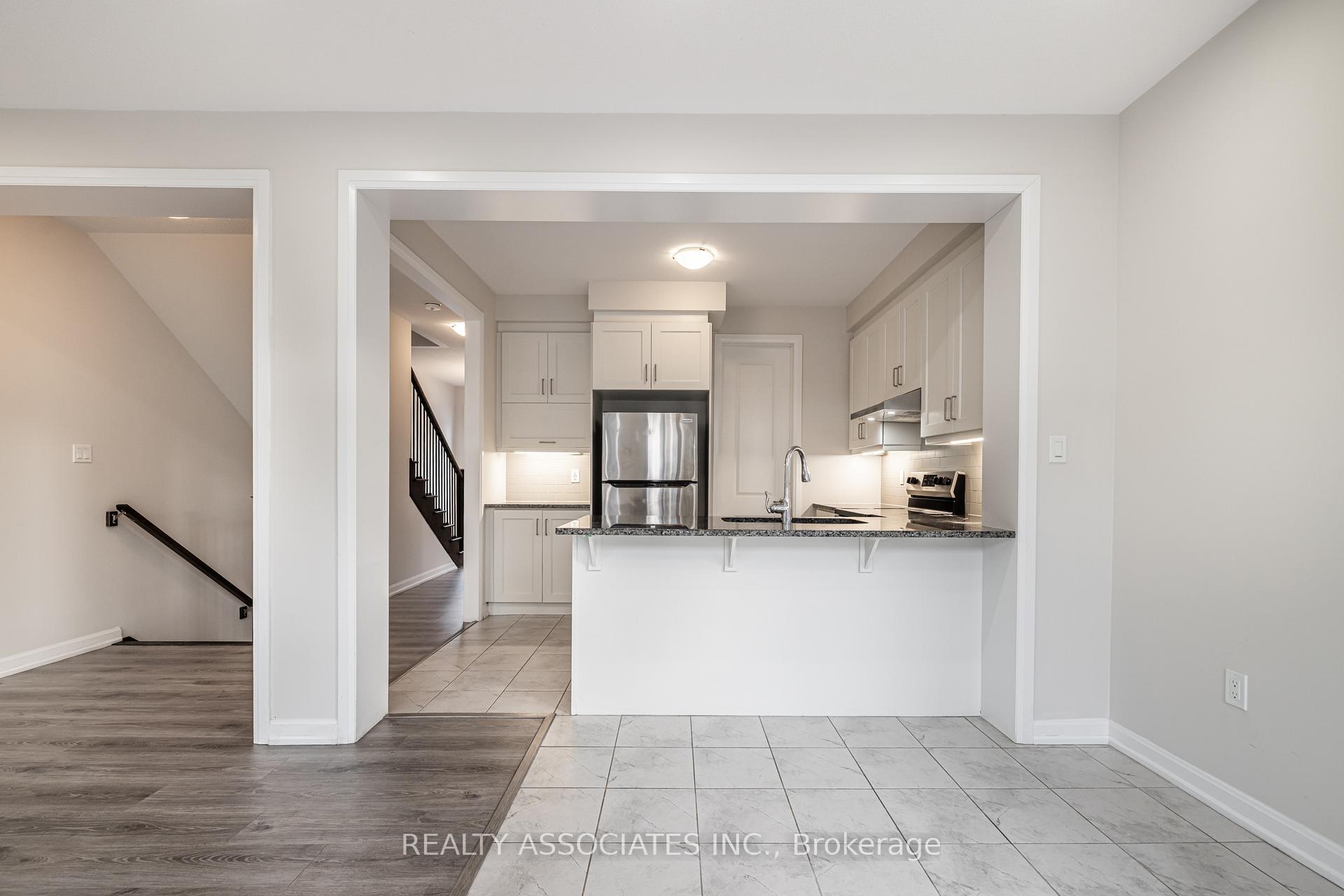 4 Bedrooms Condo at 133 Grovewood, Oakville For sale