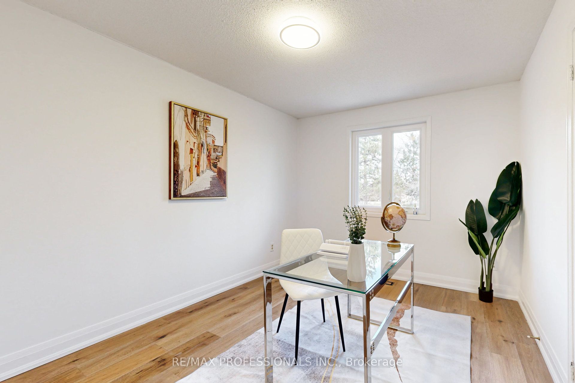 1327 Greenwood Crescent