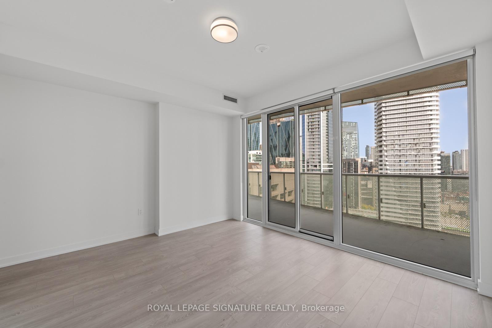 3 Bedrooms Condo at 15 Queens, Toronto For sale