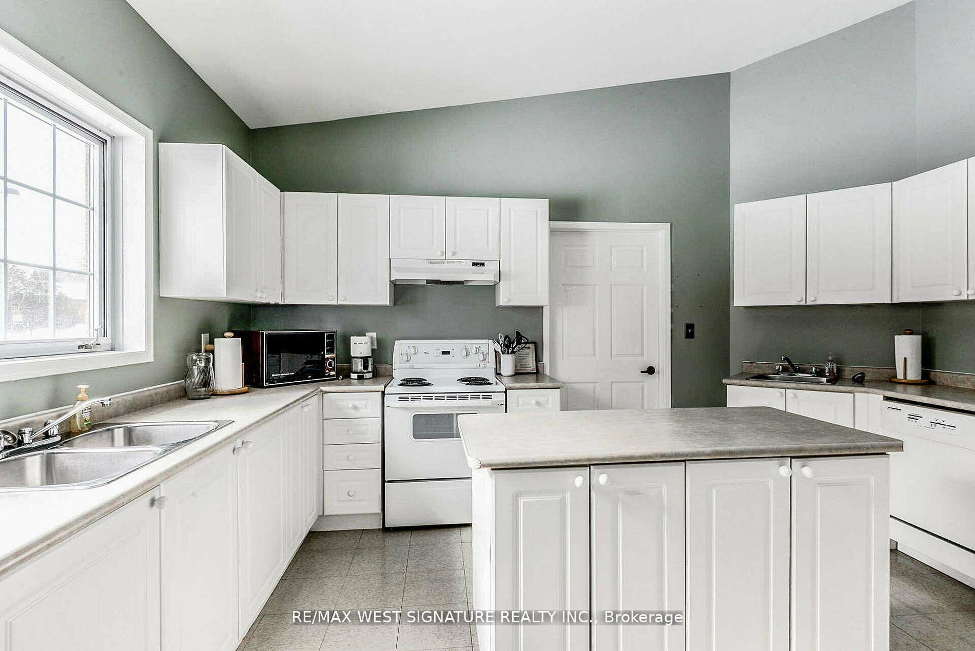 2 Bedrooms Condo at 75 Treelawn,  Vaughan For sale