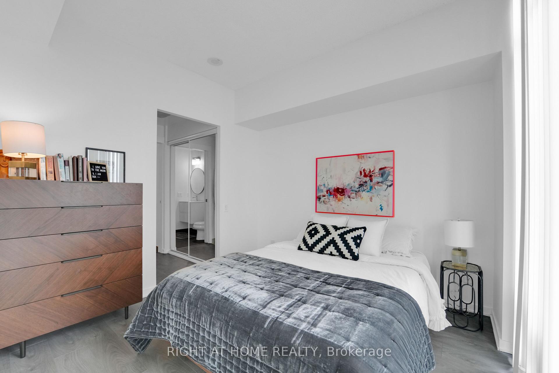 2 Bedrooms Condo at 105 THE QUEENSWAY, Toronto For sale