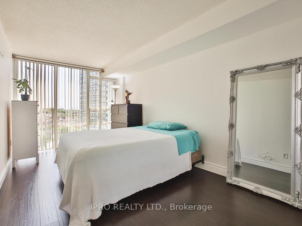 3 Bedrooms Condo at 330 Rathburn, Mississauga For sale