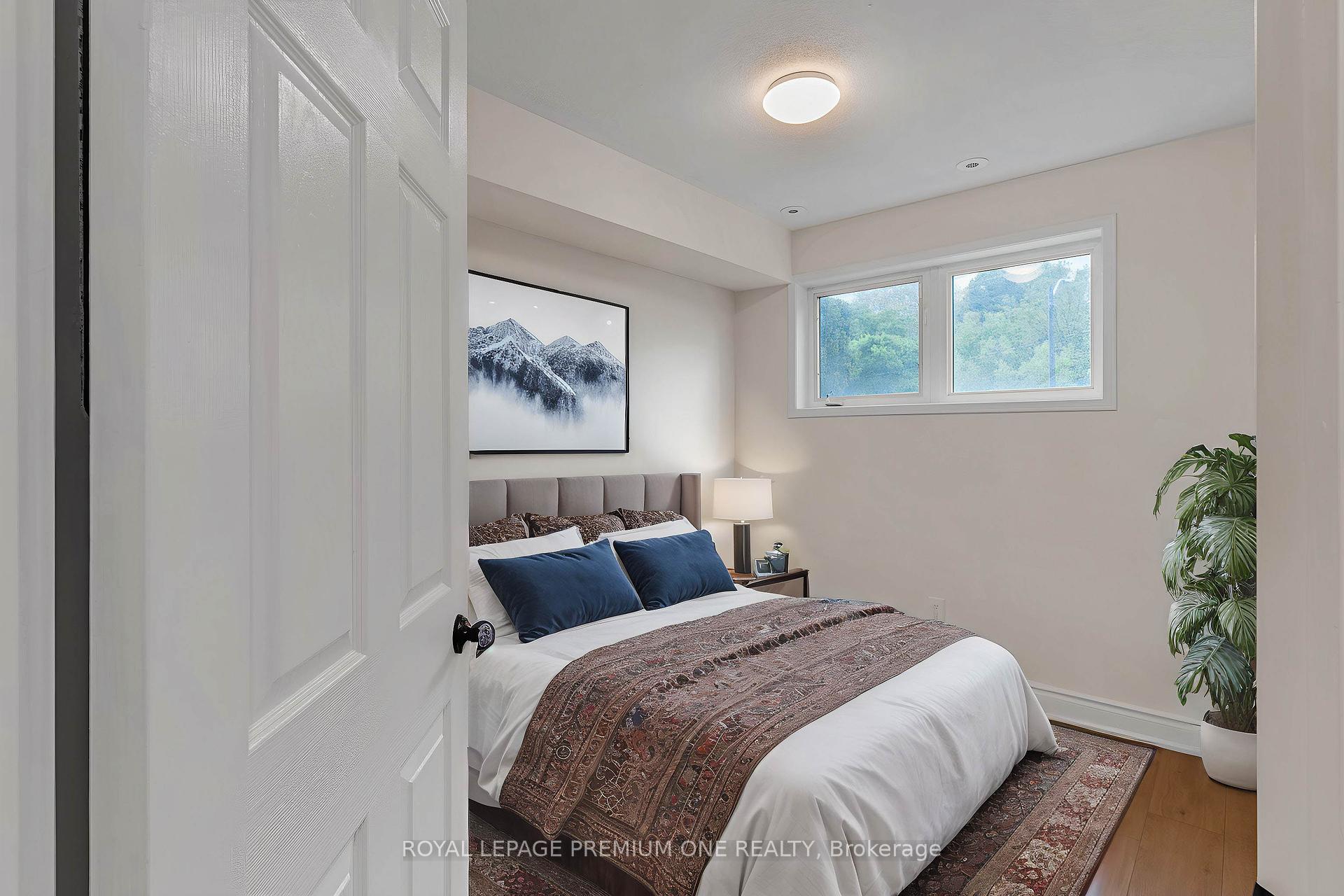 3 Bedrooms Condo at 65 Turntable, Toronto For sale