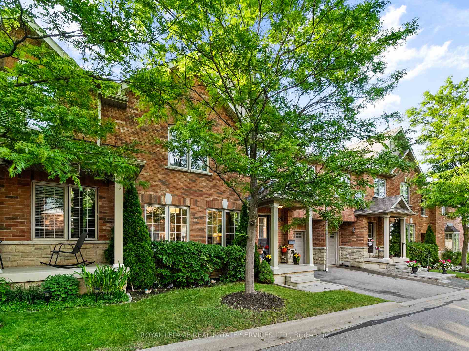 3 Bedrooms Condo at 3040 Fifth, Mississauga For sale