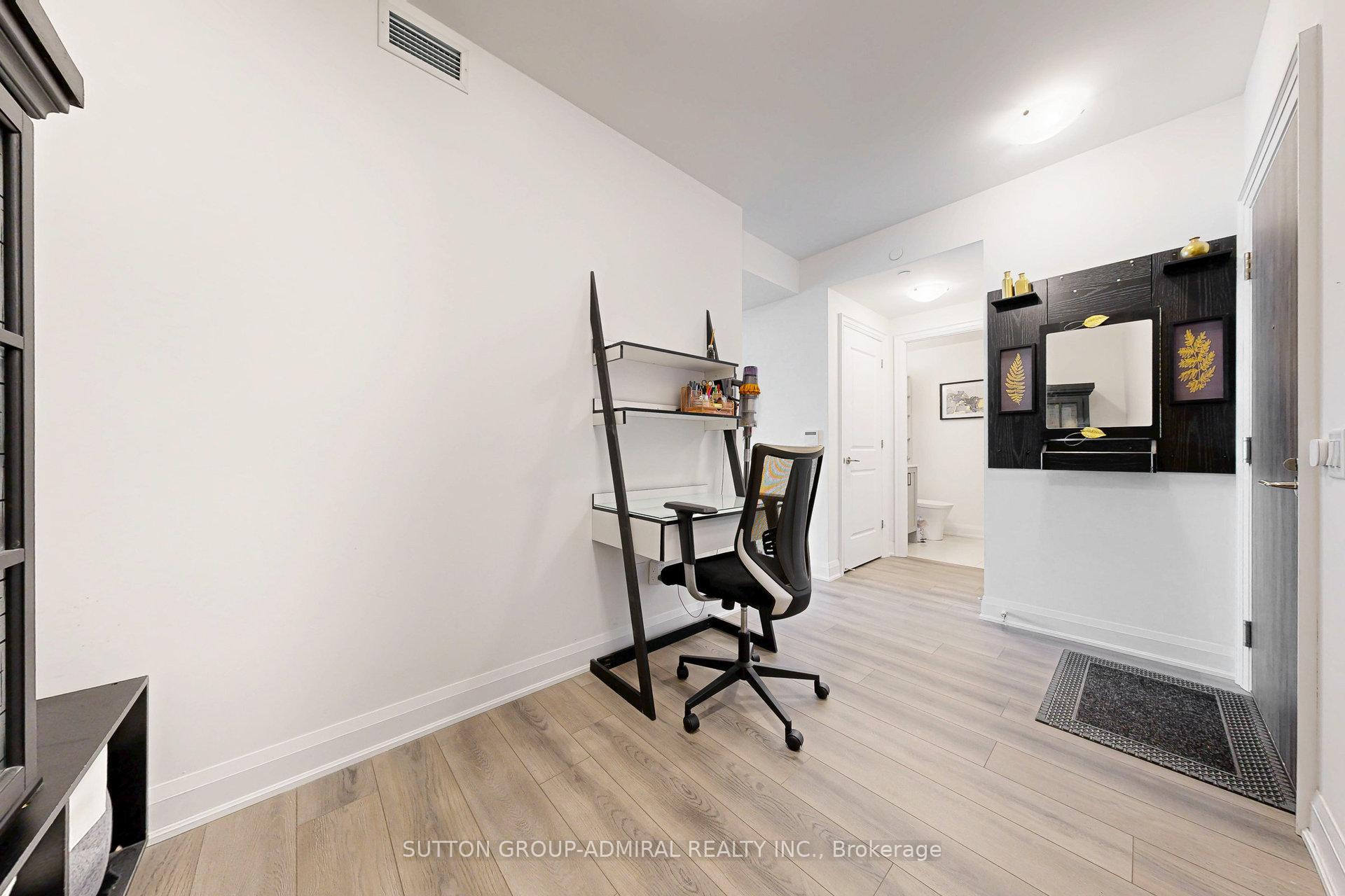 2 Bedrooms Condo at 20 Gatineau, Vaughan For sale