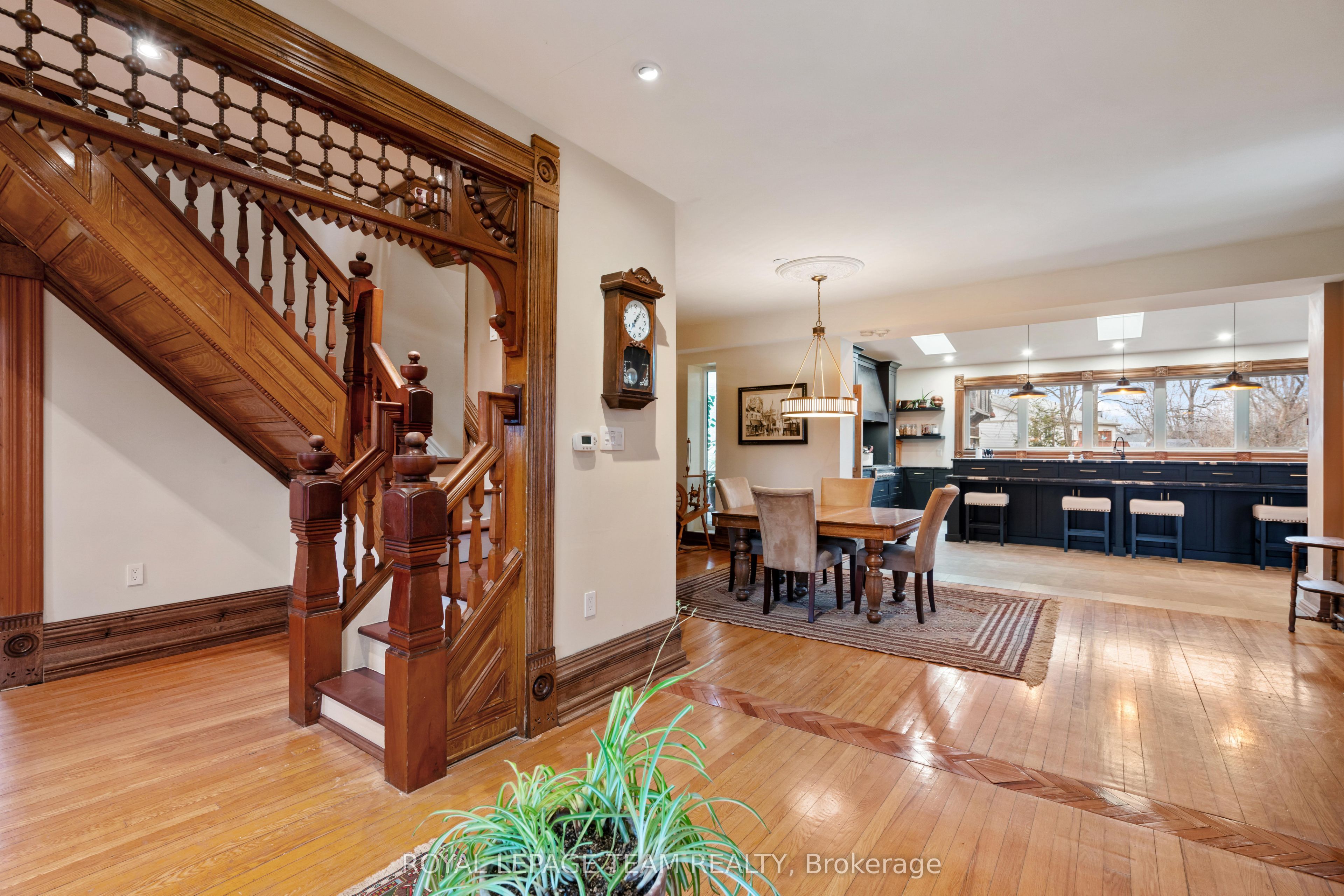 77 Queen Street W