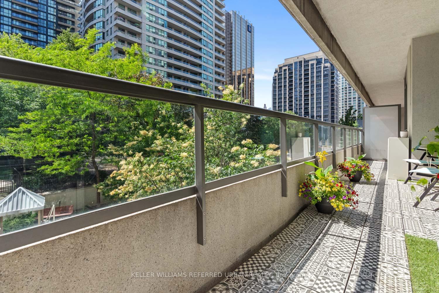 2 Bedrooms Condo at 35 Hollywood, Toronto For sale