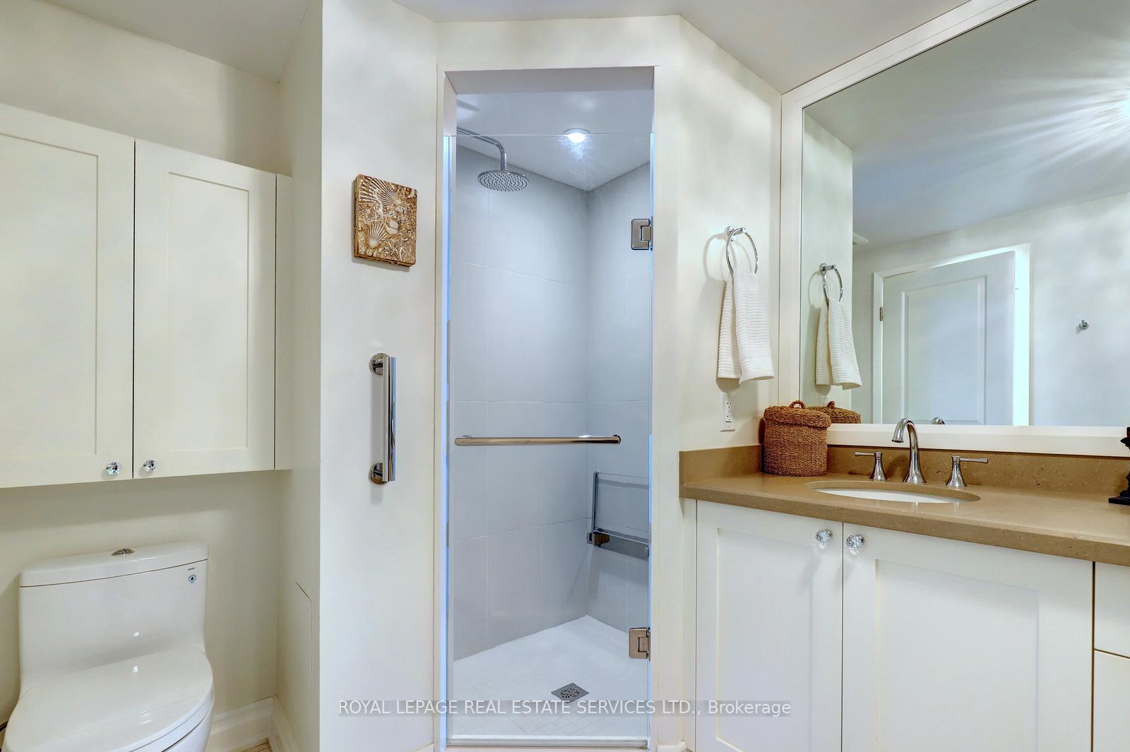 2 Bedrooms Condo at 2190 Lakeshore, Burlington For sale