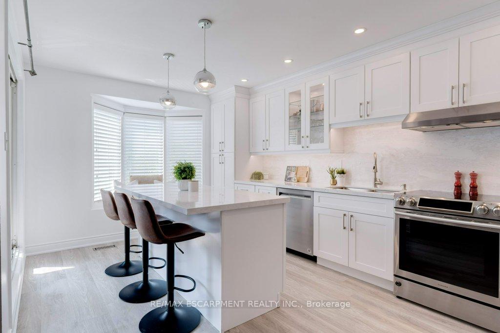4 Bedrooms Condo at 5090 Fairview, Burlington For sale
