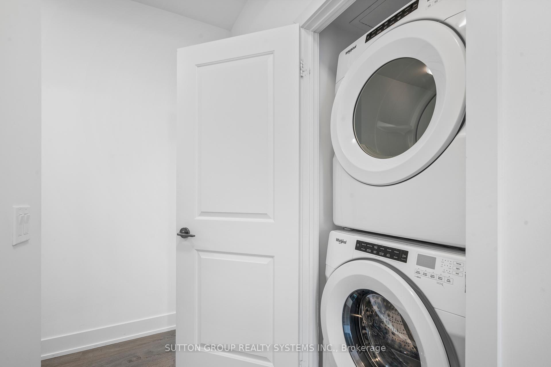 2 Bedrooms Condo at 11 Lillian, Toronto For sale
