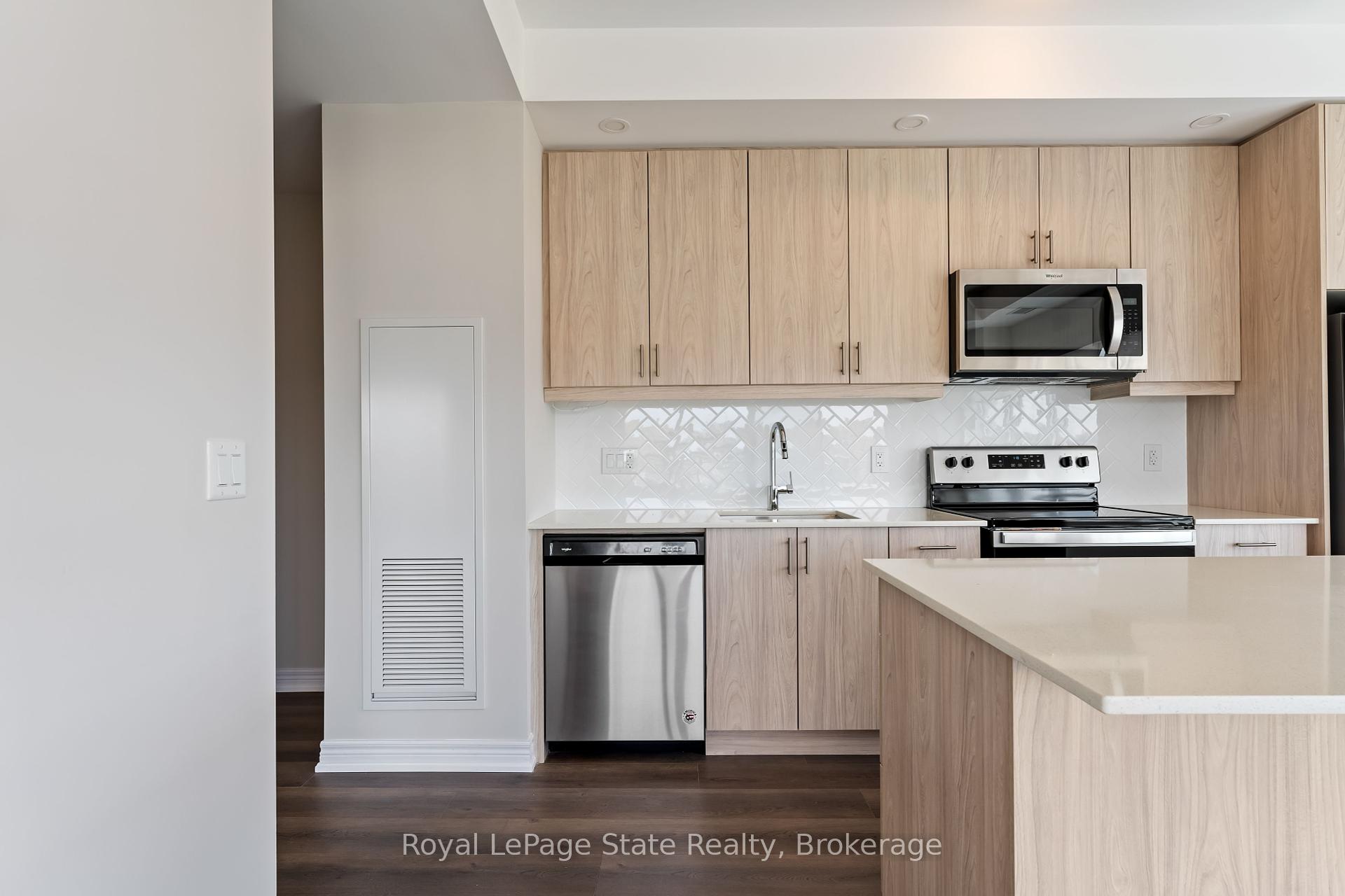 2 Bedrooms Condo at 121 8,  Hamilton For sale