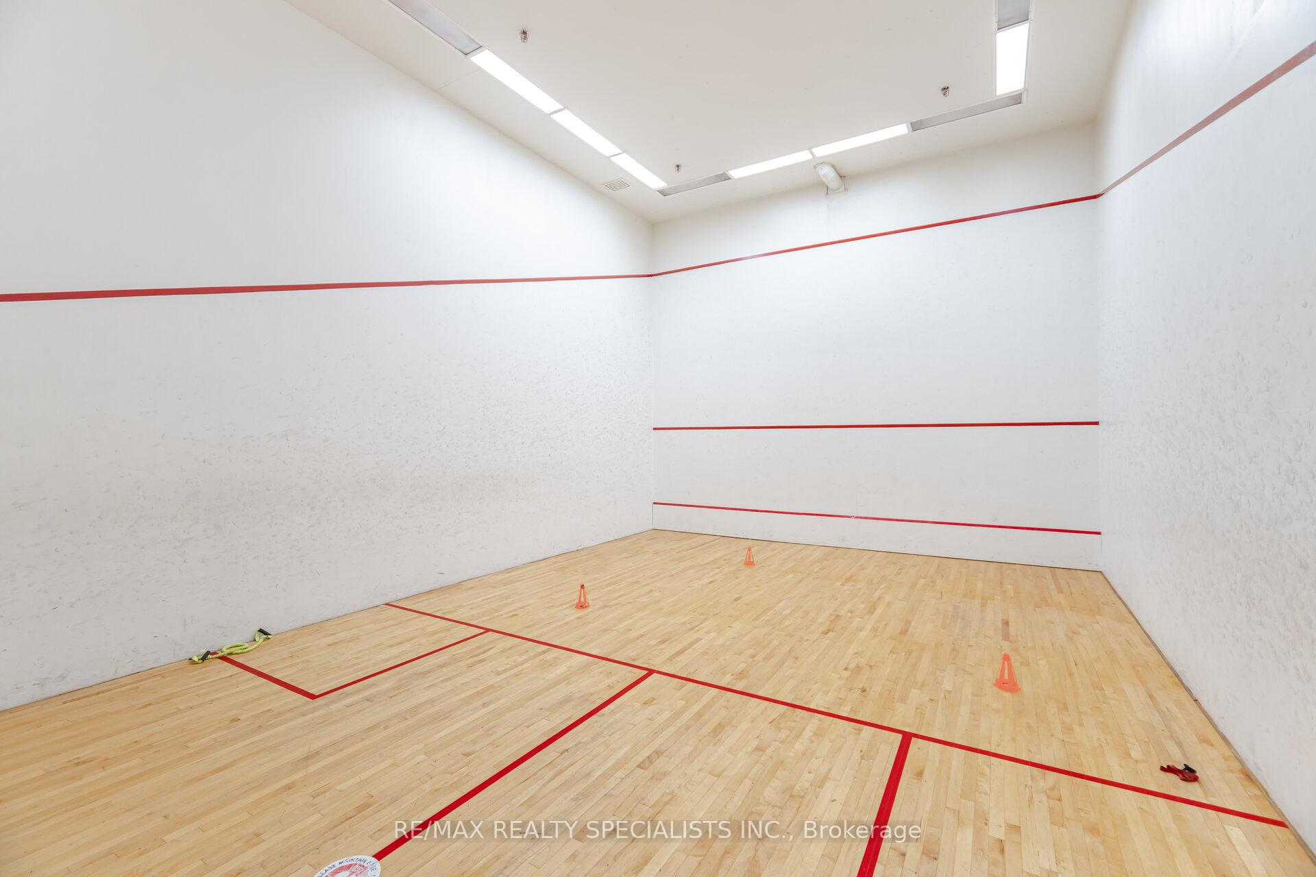 2 Bedrooms Condo at 61 Markbrook, Toronto For sale