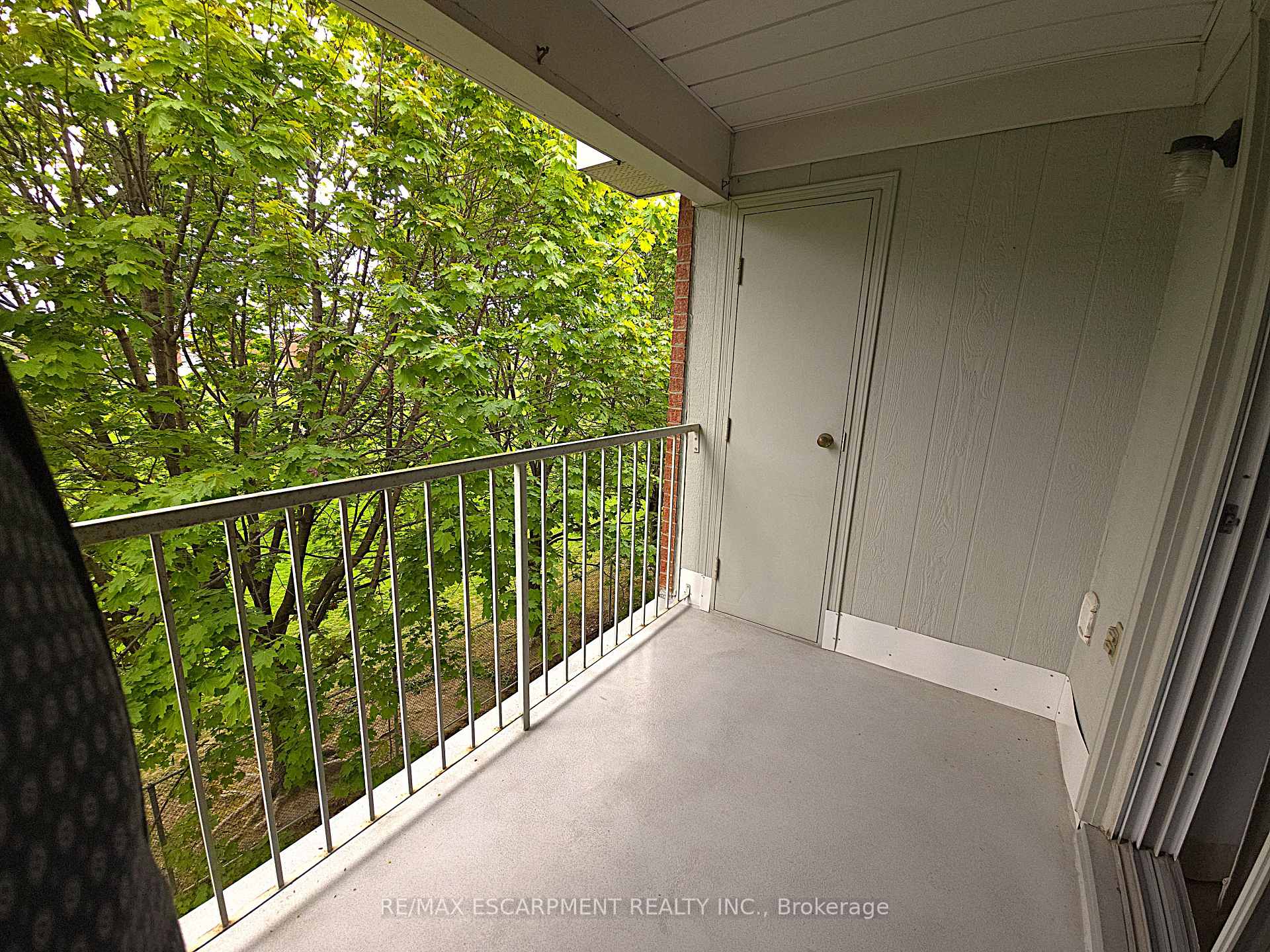 3 Bedrooms Condo at 101 Bristol, Mississauga For sale