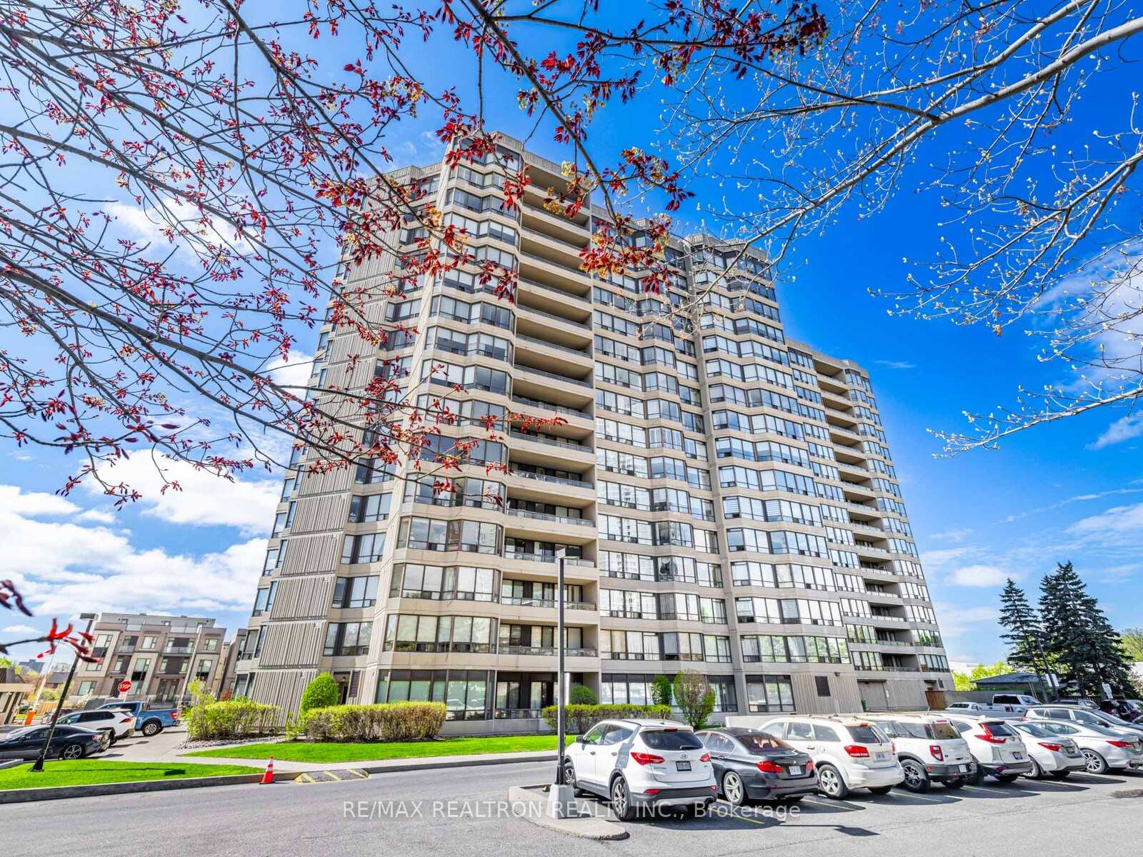 3 Bedrooms Condo at 7420 Bathurst, Vaughan For sale