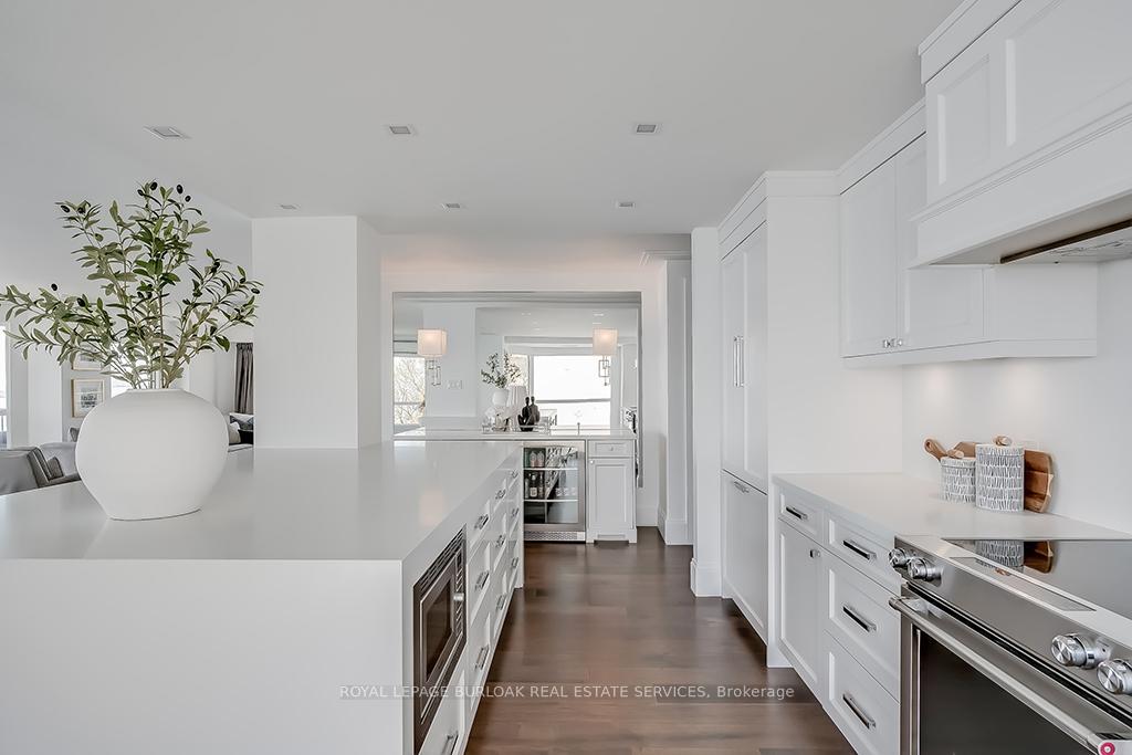 2 Bedrooms Condo at 2190 Lakeshore, Burlington For sale