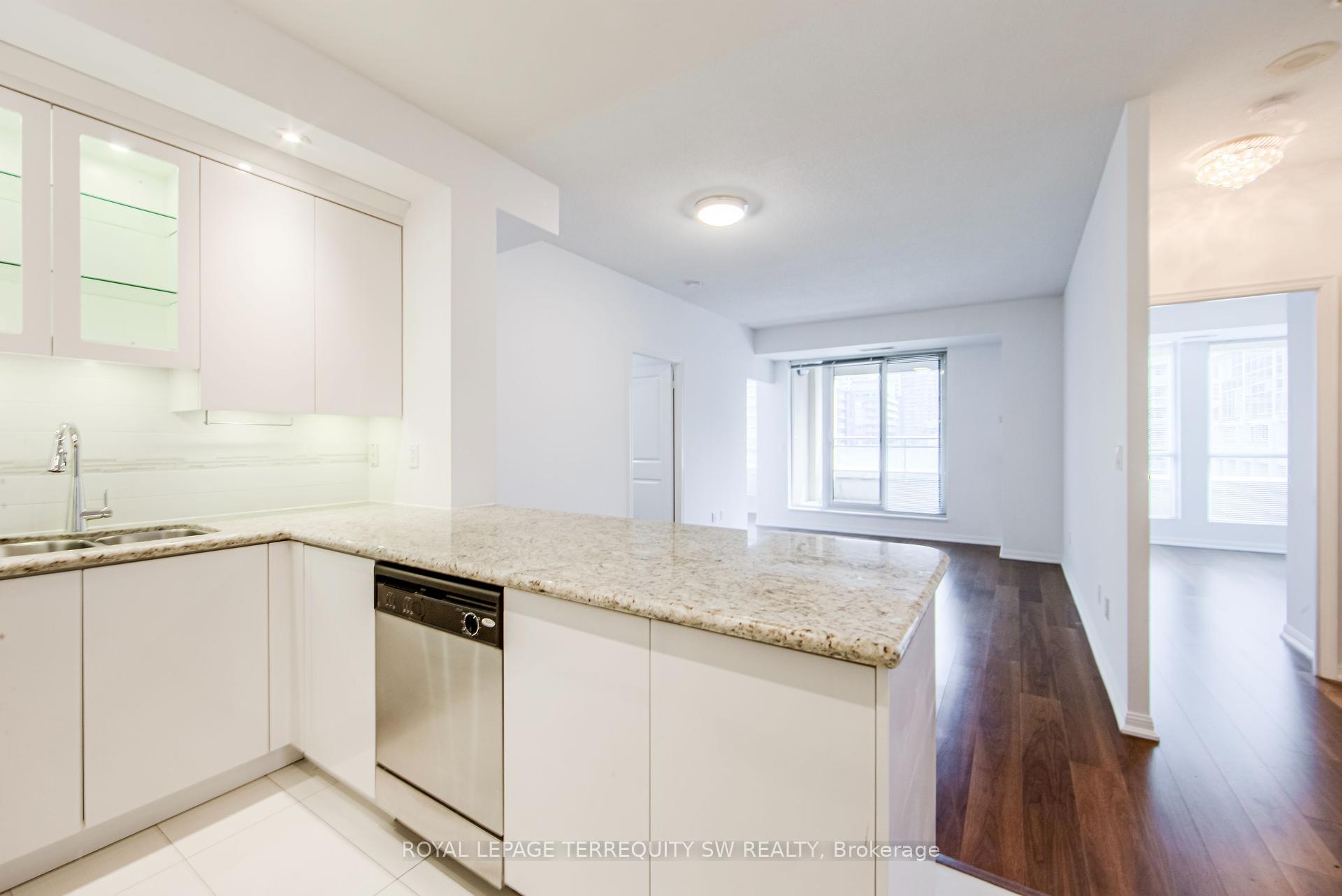 3 Bedrooms Condo at 628 Fleet, Toronto For sale