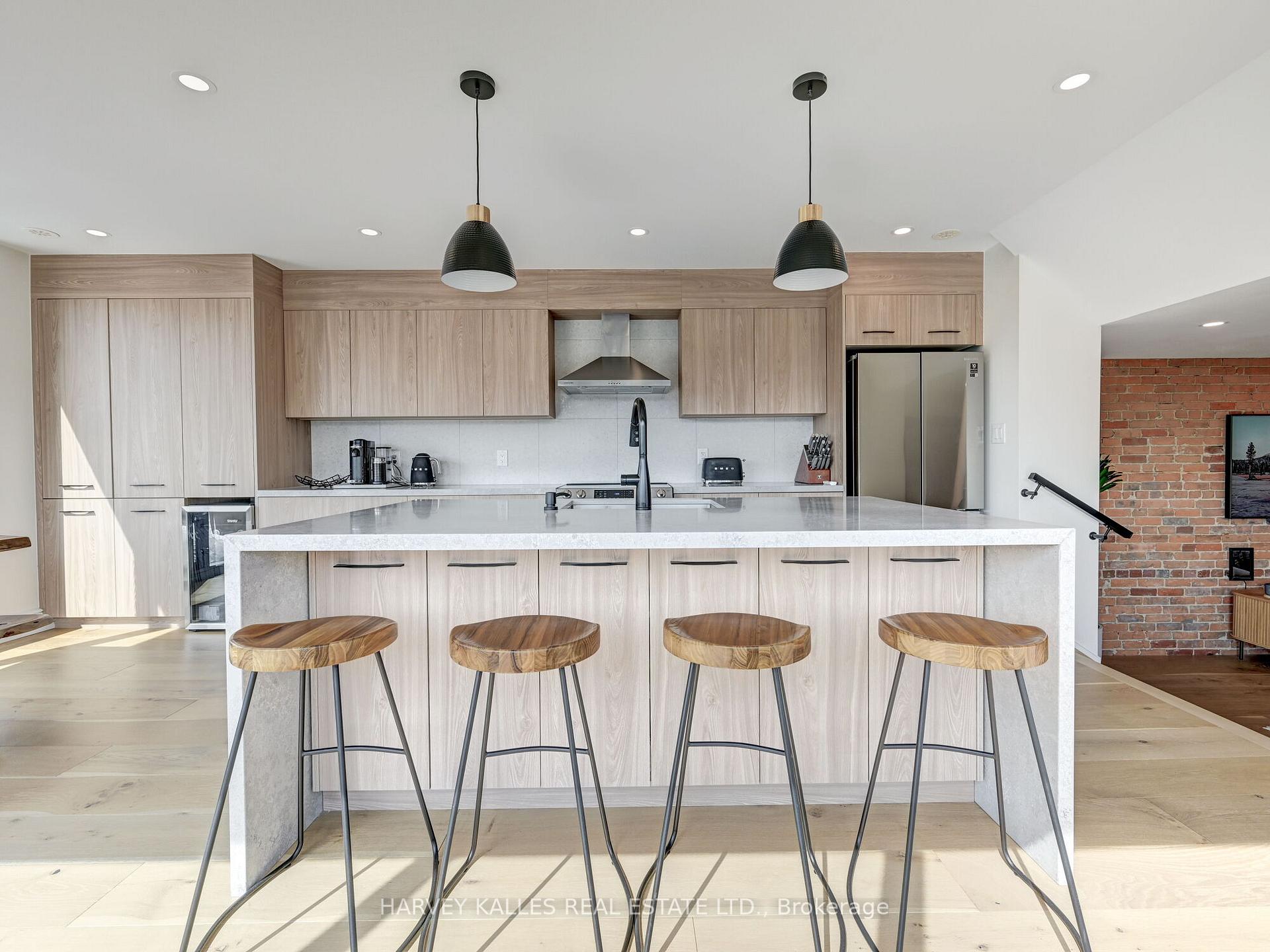 885 Dundas Street W Upper