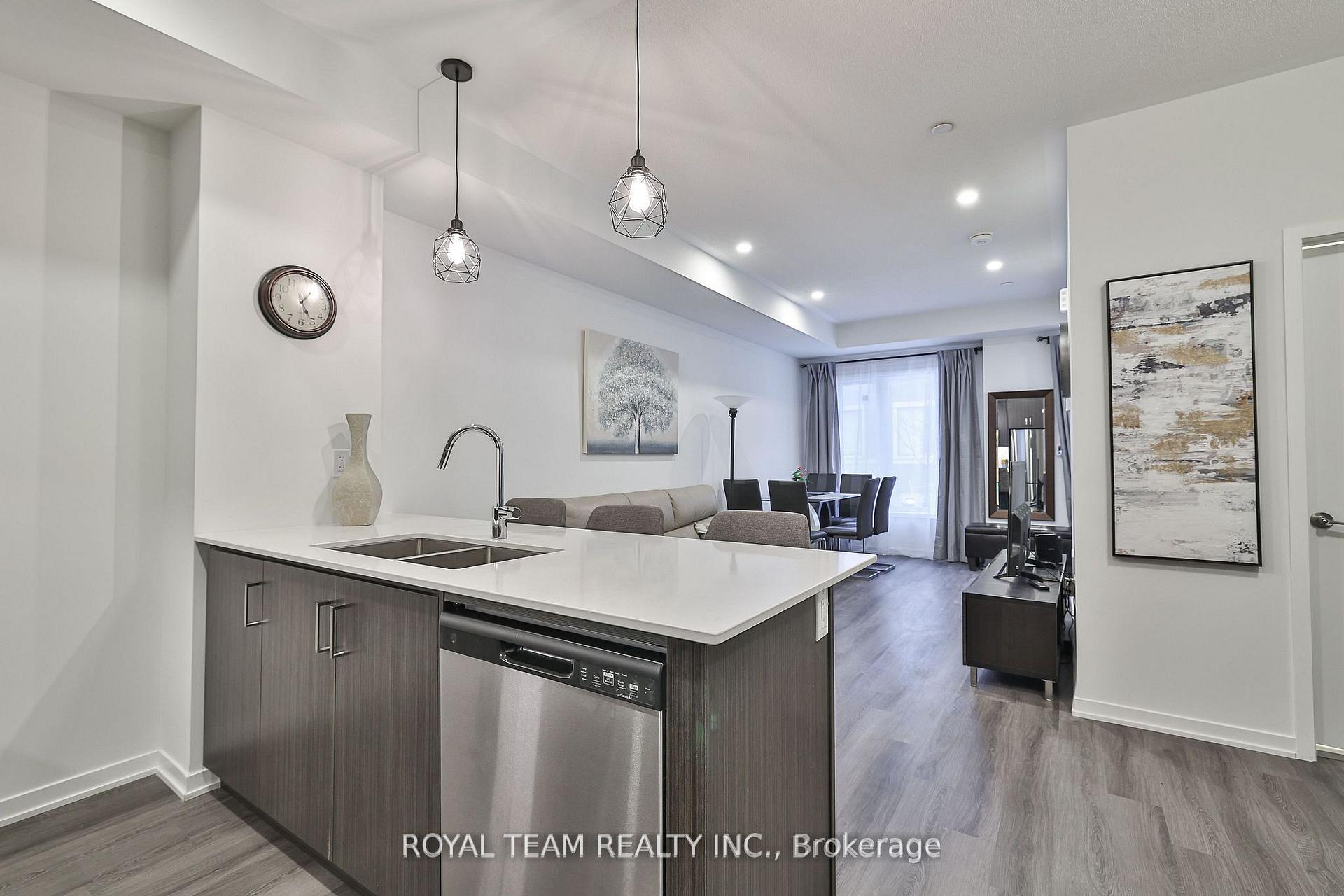 2 Bedrooms Condo at 131 Honeycrisp, Vaughan For sale