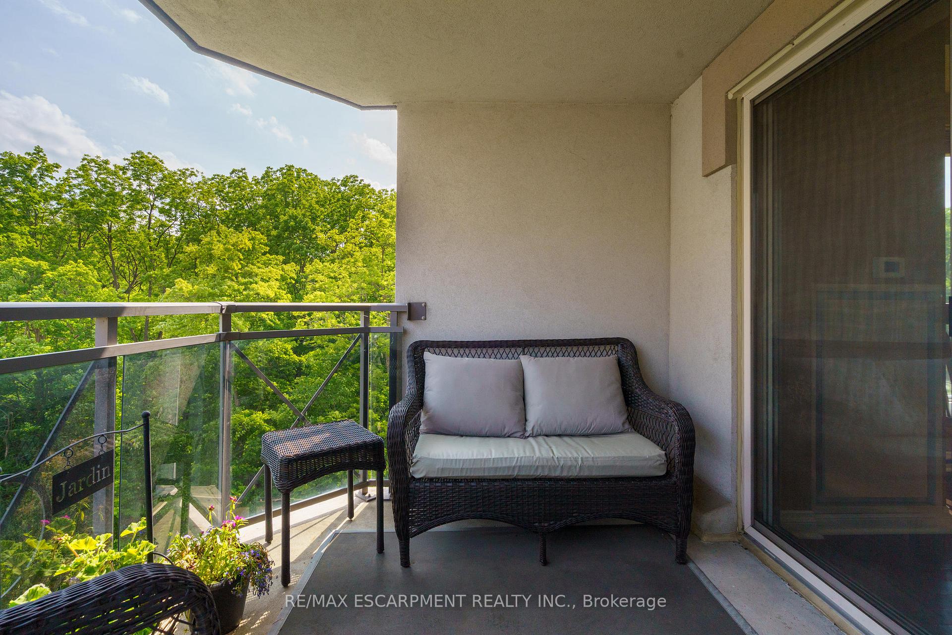 2 Bedrooms Condo at 4000 Creekside, Hamilton For sale