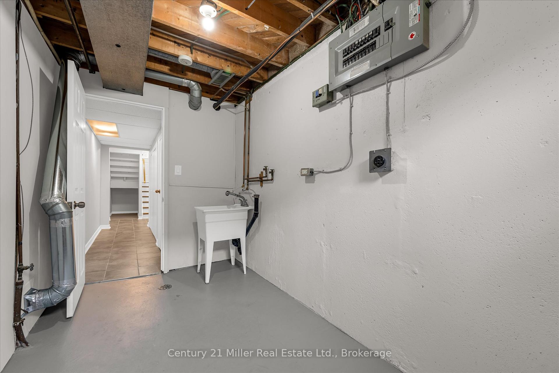 3 Bedrooms Condo at 1531 Westminster, Burlington For sale