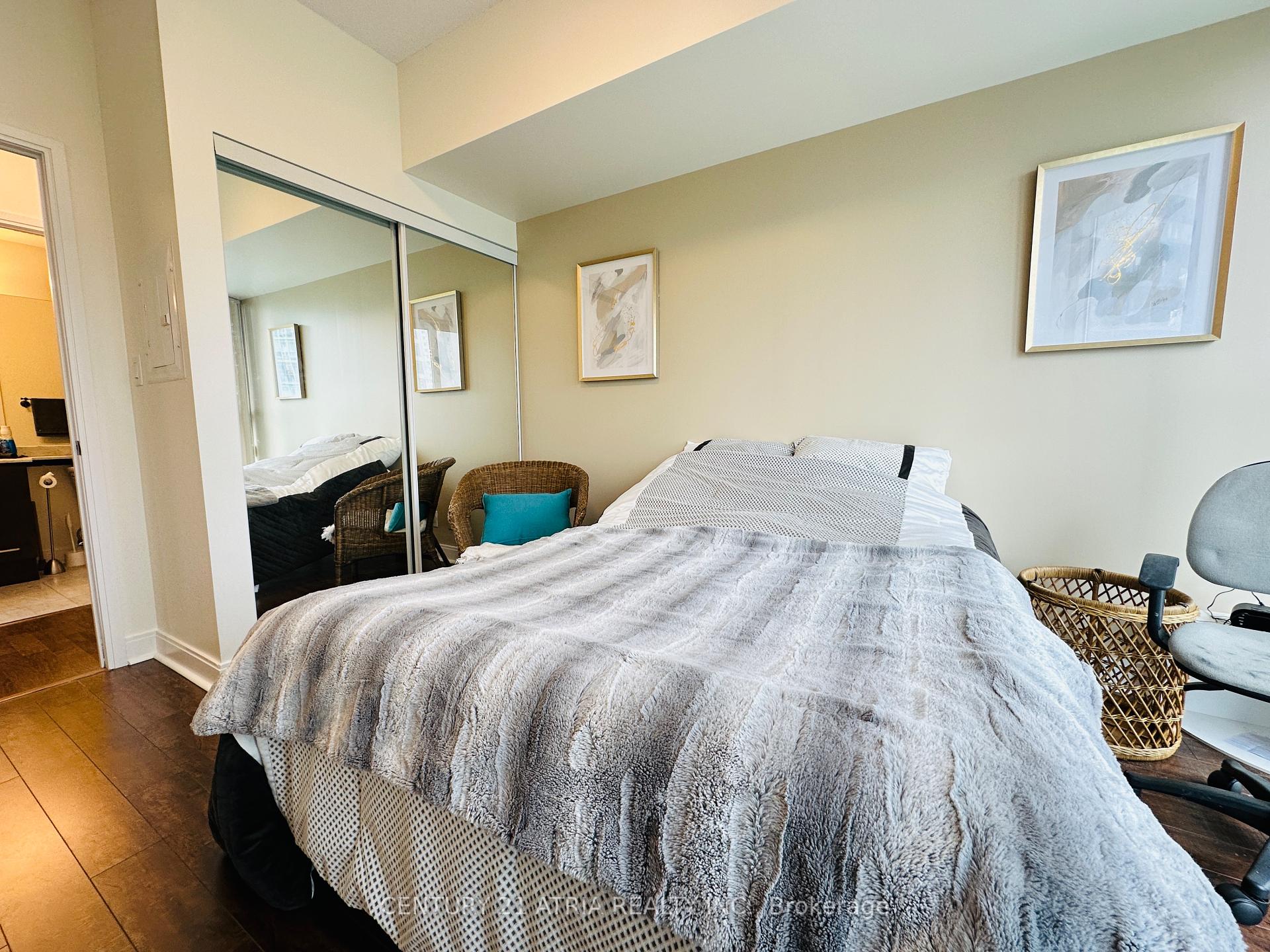 2 Bedrooms Condo at 50 Absolute, Mississauga For sale