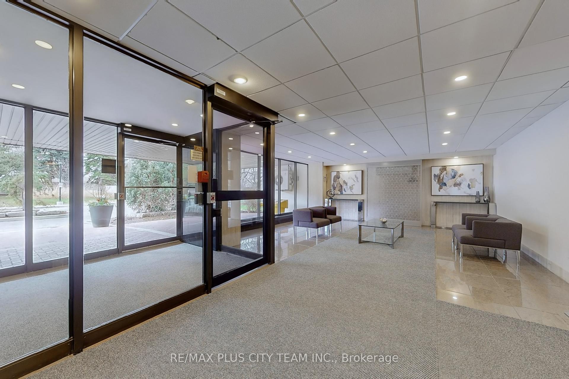 4 Bedrooms Condo at 35 Ormskirk, Toronto For sale