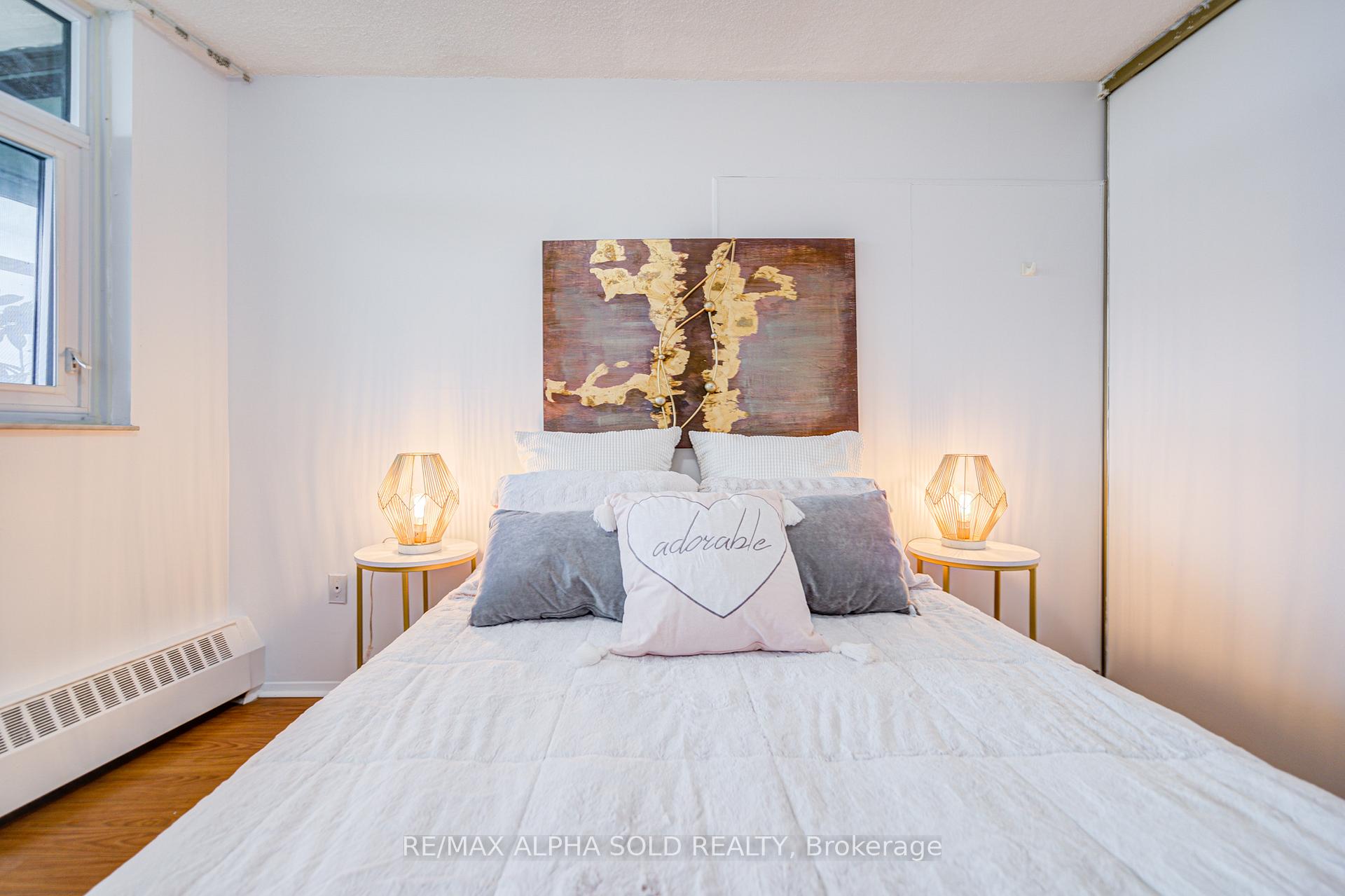 3 Bedrooms Condo at 100 Echo Point, Toronto For sale